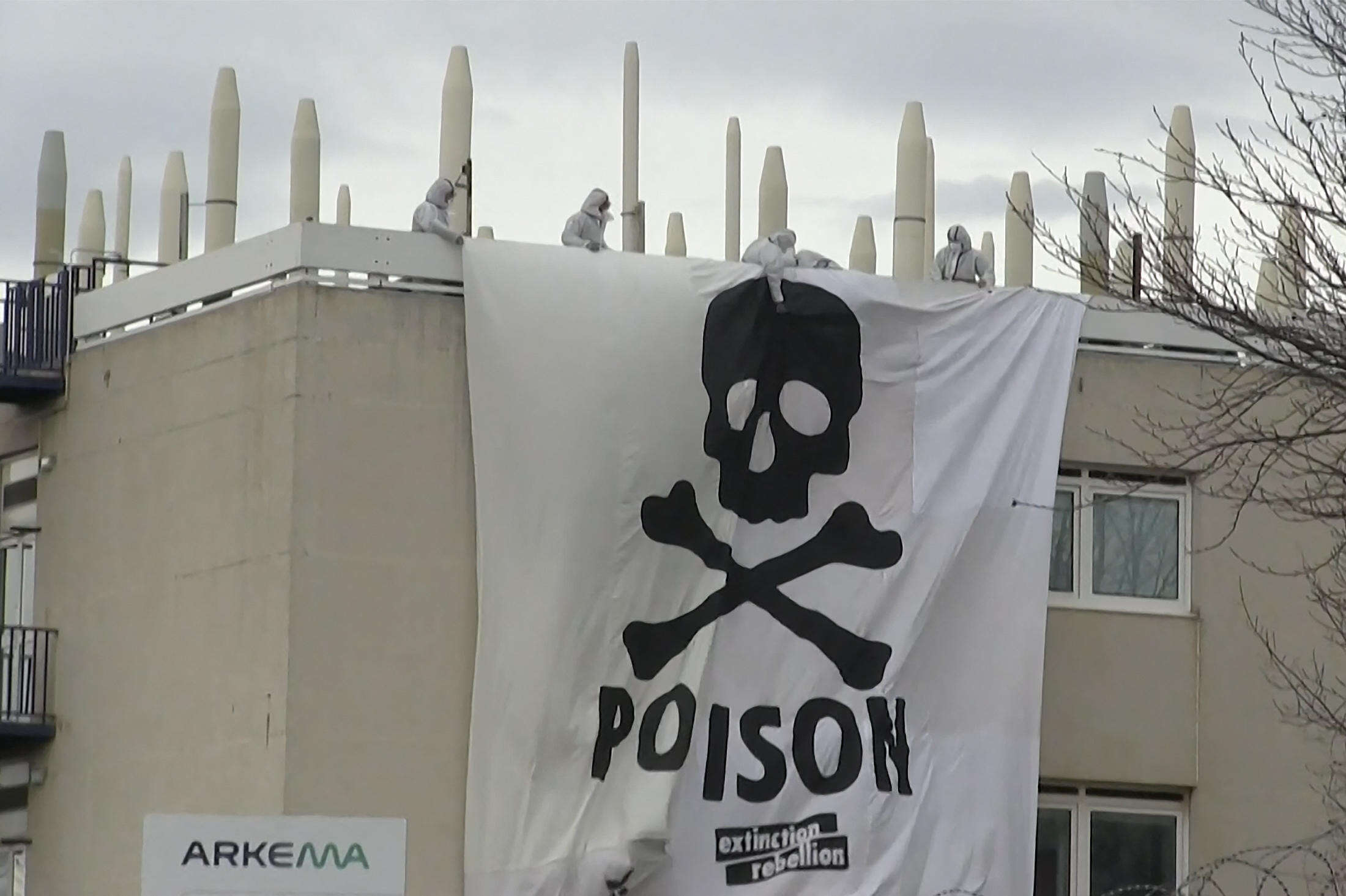 Pollution aux perfluorés : 8 militants interpellés lors de leur intrusion sur un site d’Arkema jugés en juin