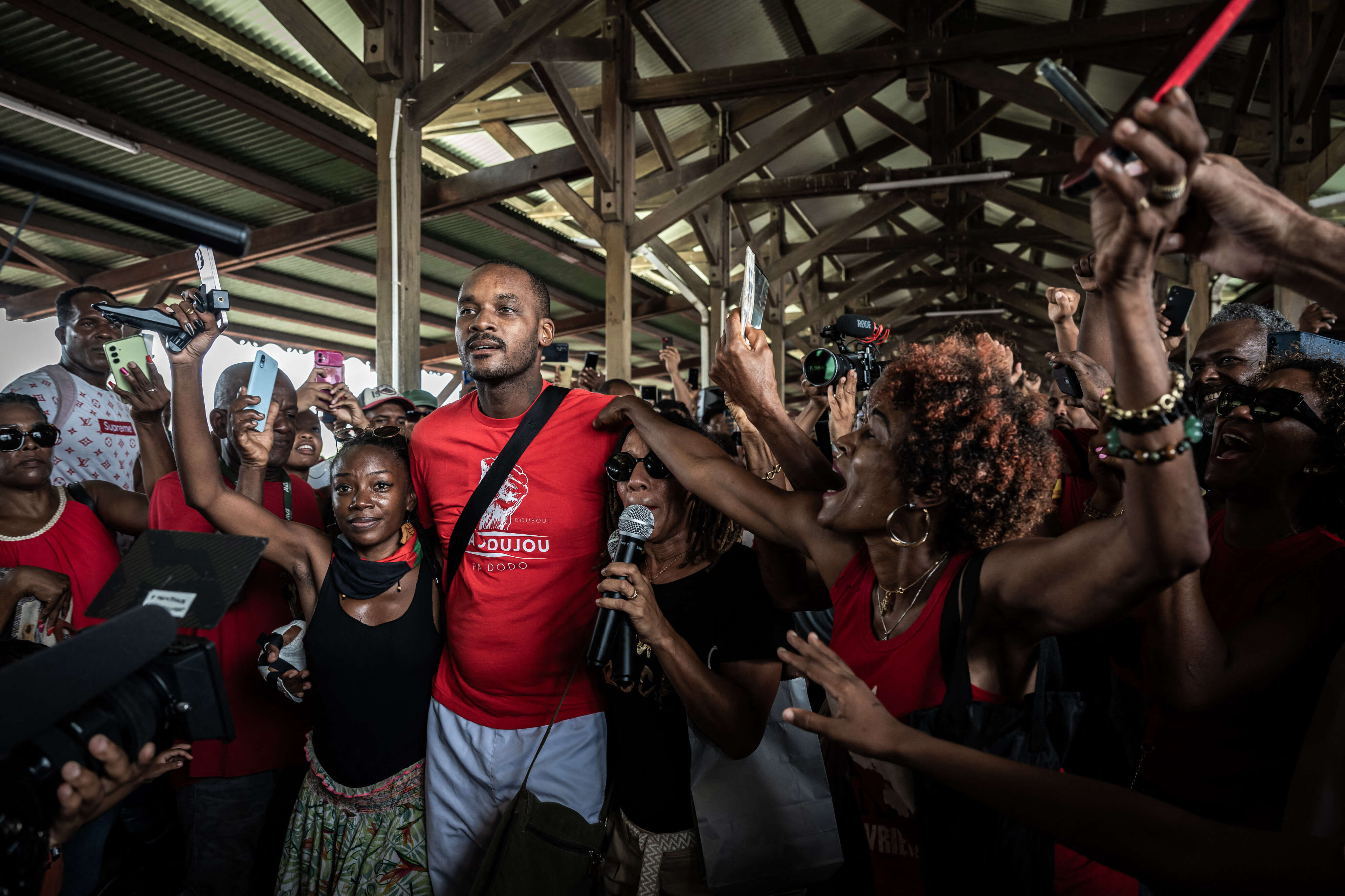 Martinique : plusieurs milliers de personnes manifestent contre la vie chère, malgré l’accord sur une baisse des prix