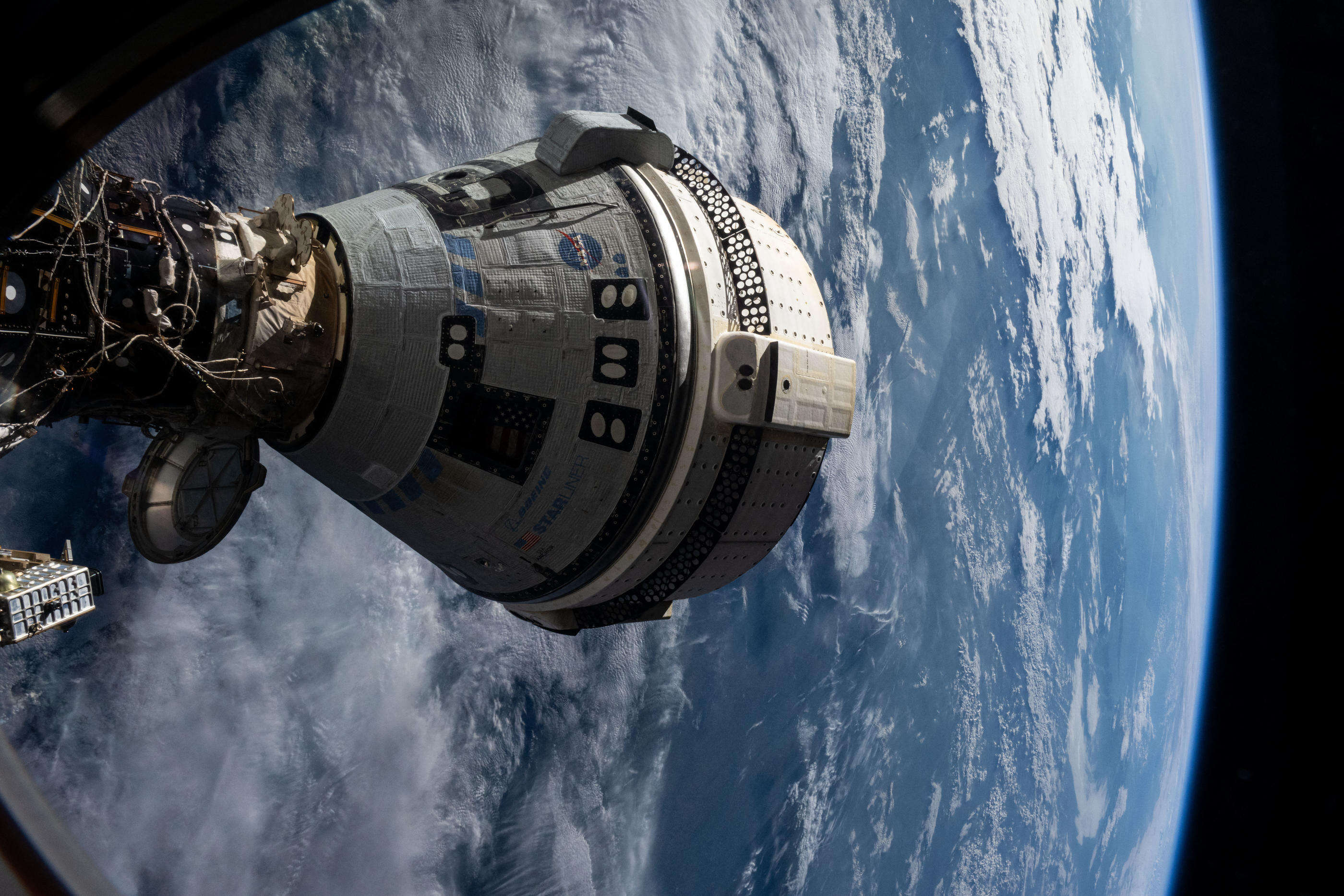 La capsule Starliner revient sur Terre mais sans ses deux astronautes