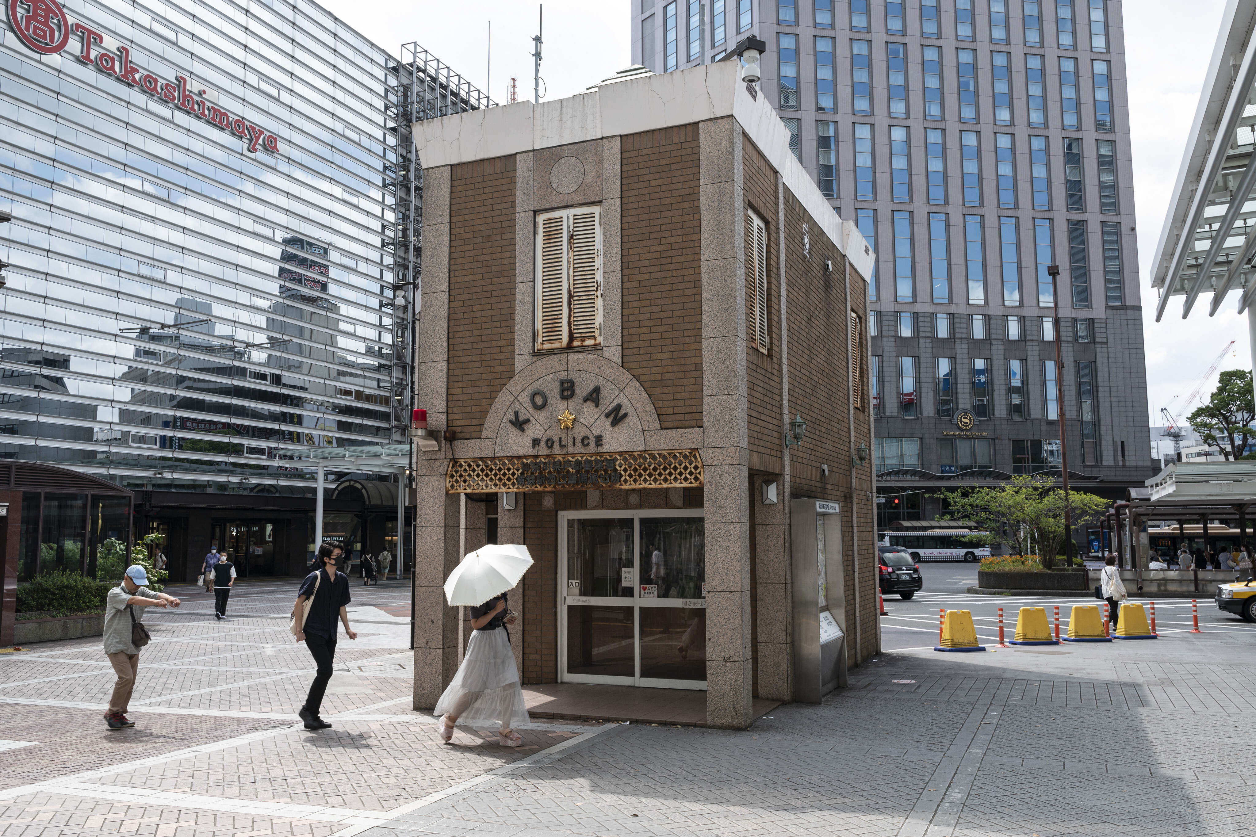 Une Japonaise de 17 ans se suicide en se jetant du haut d’un centre commercial et tue une passante en contrebas