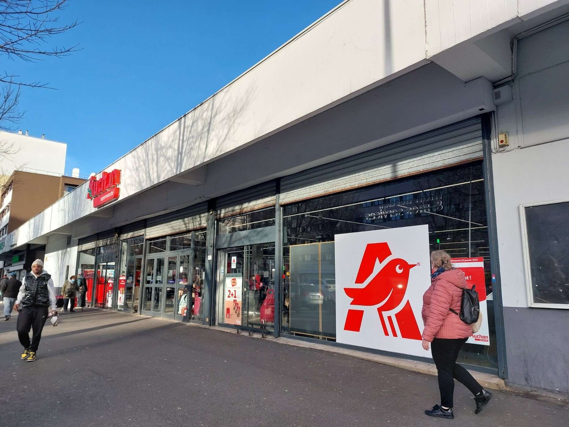 Suppression de postes, fermeture de magasins… Auchan taille sévèrement pour tenter de se relancer