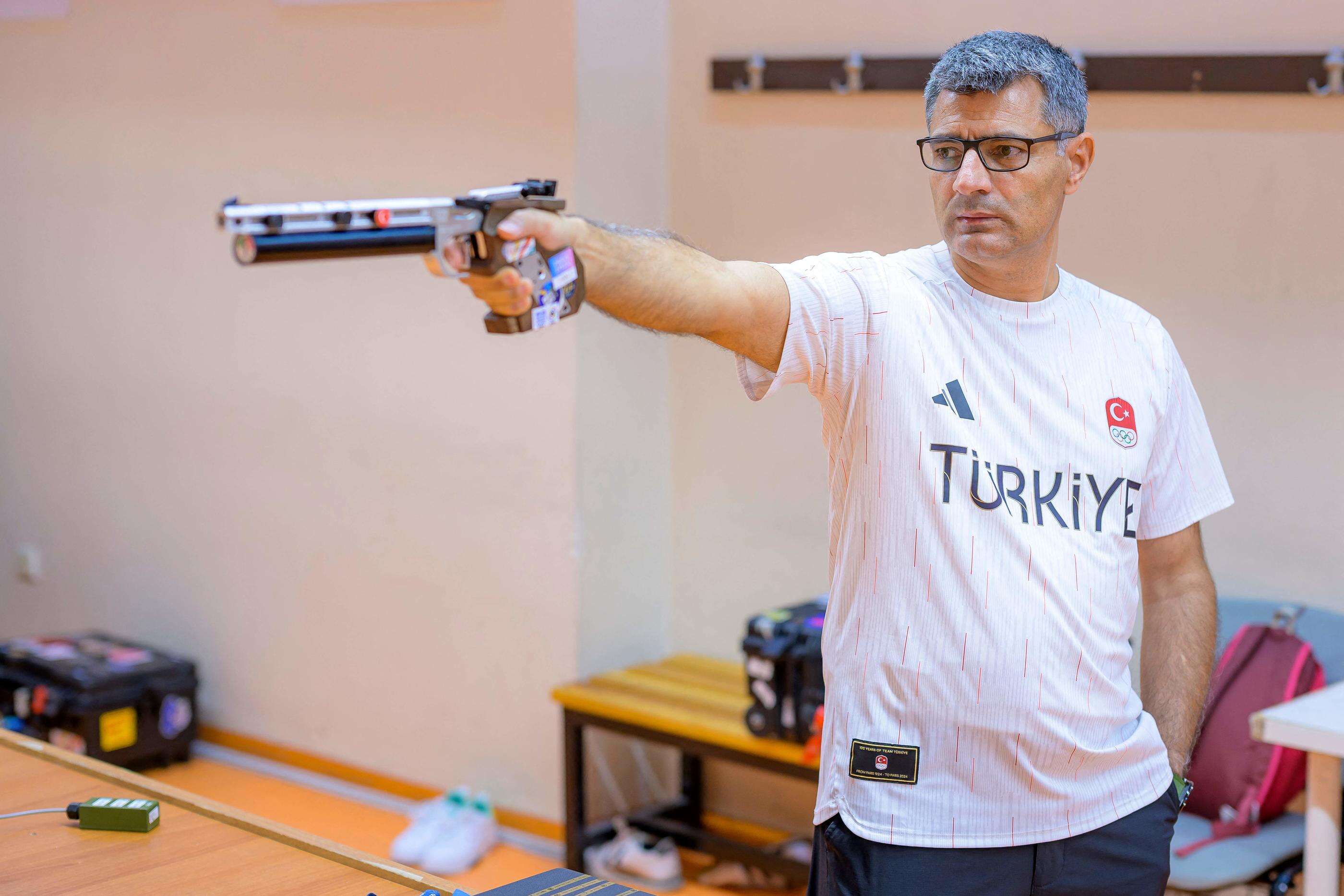 JO Paris 2024 : le tireur turc Yusuf Dikeç veut protéger sa pose devenue virale pendant les Jeux