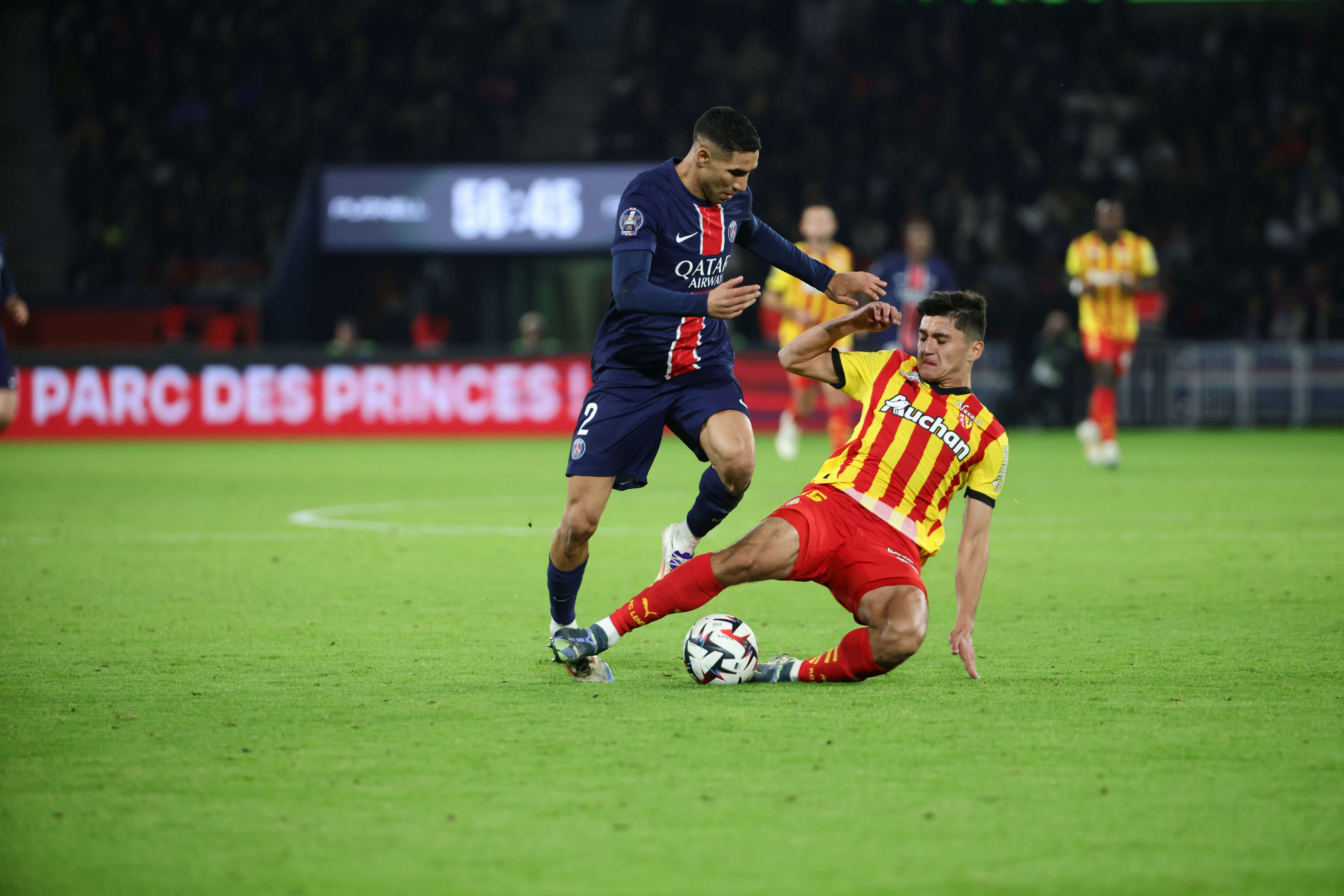 PSG-Lens : les images du carton rouge de Khusanov pour un tacle affreux sur la cheville de Hakimi