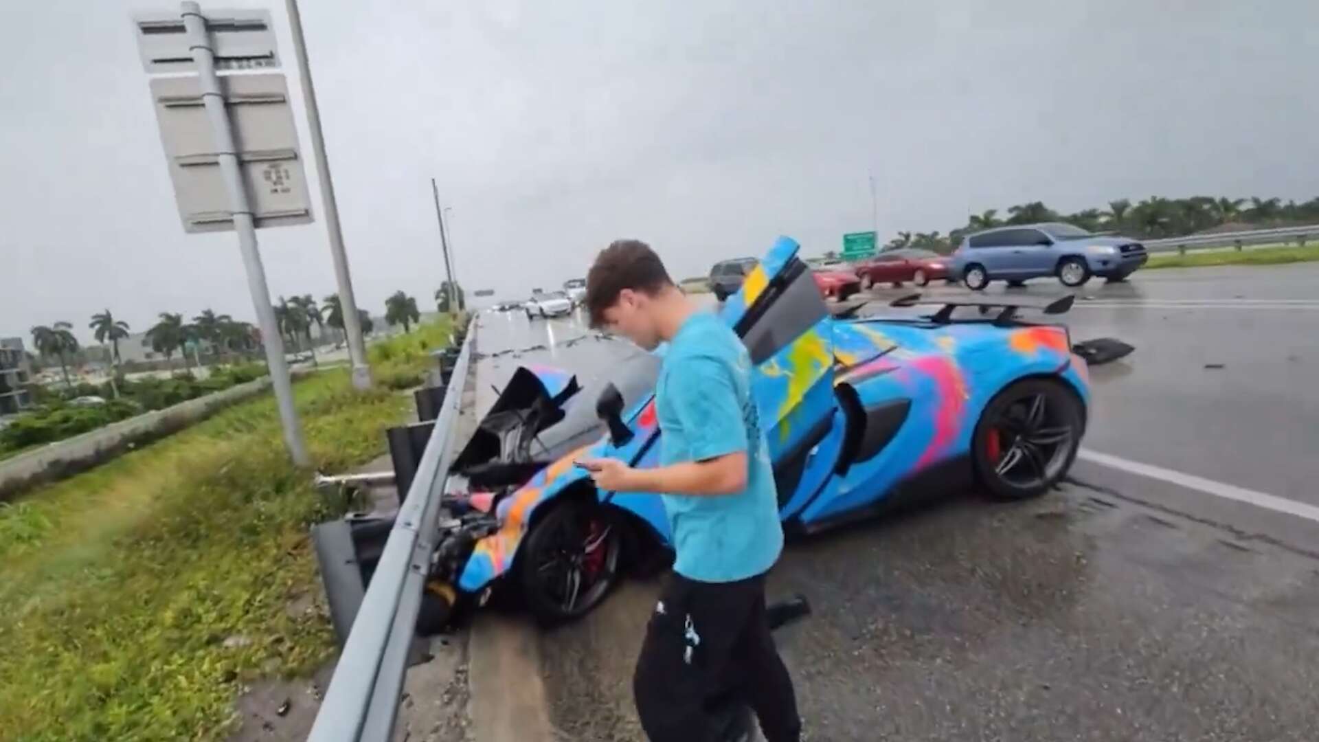 VIDÉO. Téléphone au volant, ce youtubeur américain perd le contrôle et crashe sa McLaren sur l’autoroute en plein live