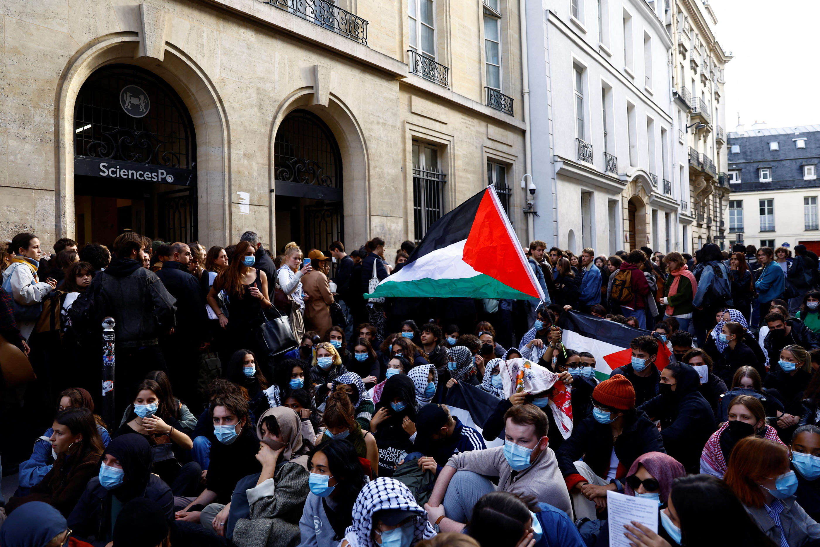 Sciences-po Paris : la police intervient devant l’établissement pour déloger une mobilisation propalestinienne