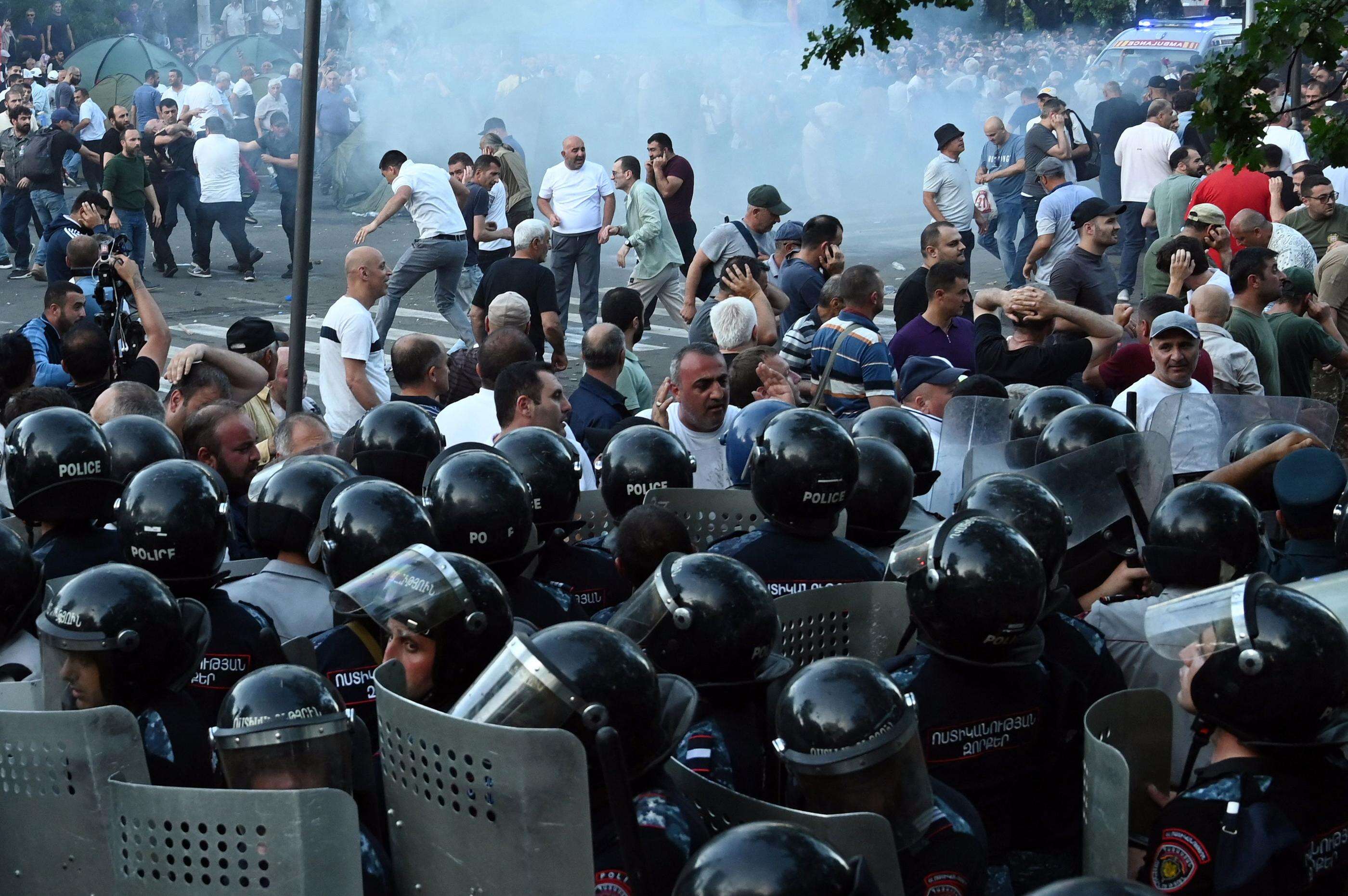 Arménie : des dizaines de blessés après de violents affrontements lors d’une manifestation antigouvernementale