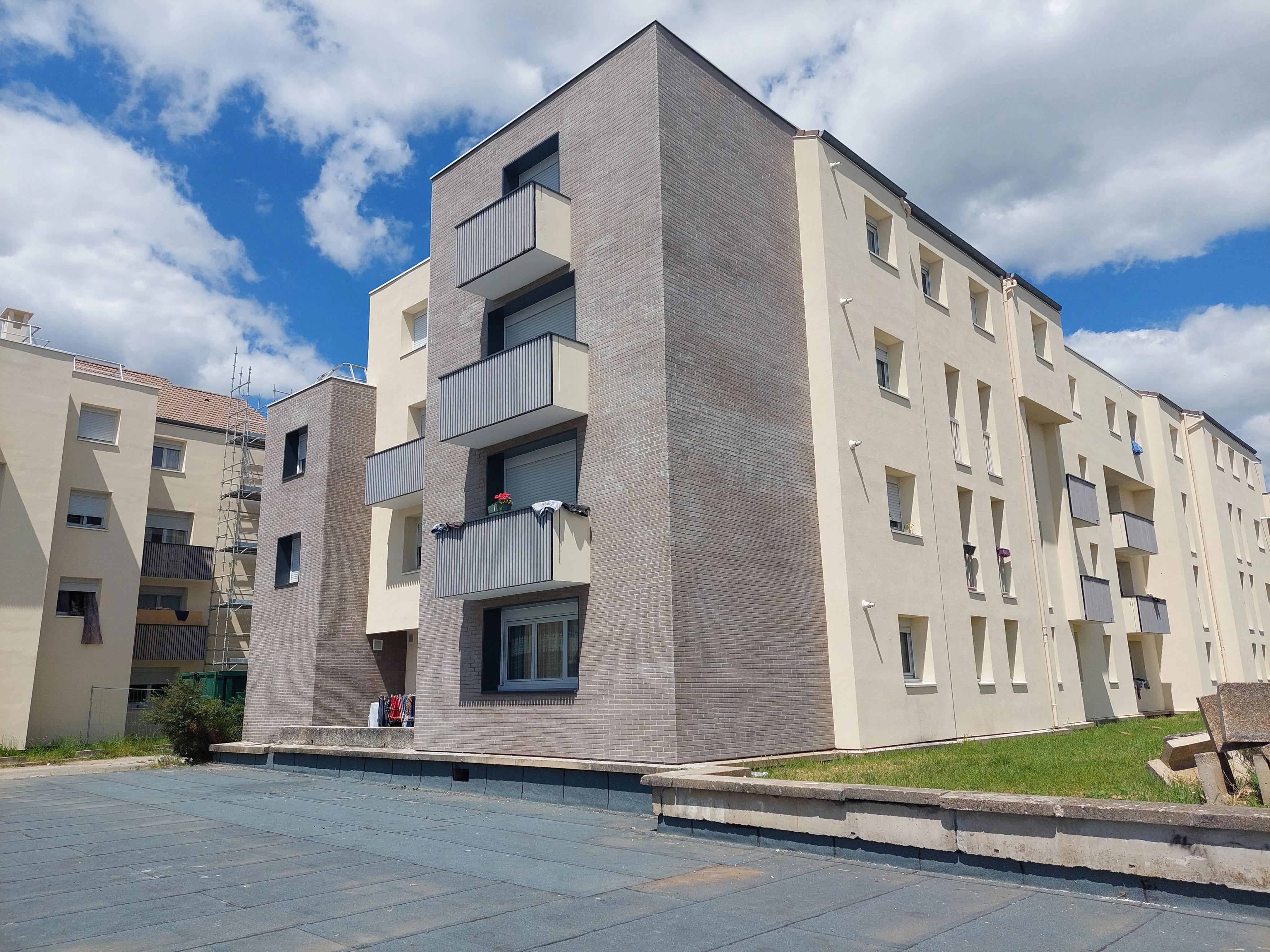 Yvelines : une enfant dans un état critique après une chute du 2e étage, son père placé en garde à vue