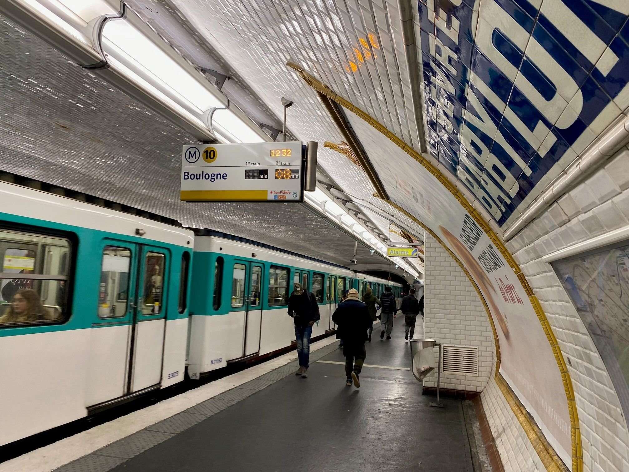 Ligne 10 : un « incident » sur les voies, le trafic interrompu sur une partie de la ligne jusqu’à la fin du service