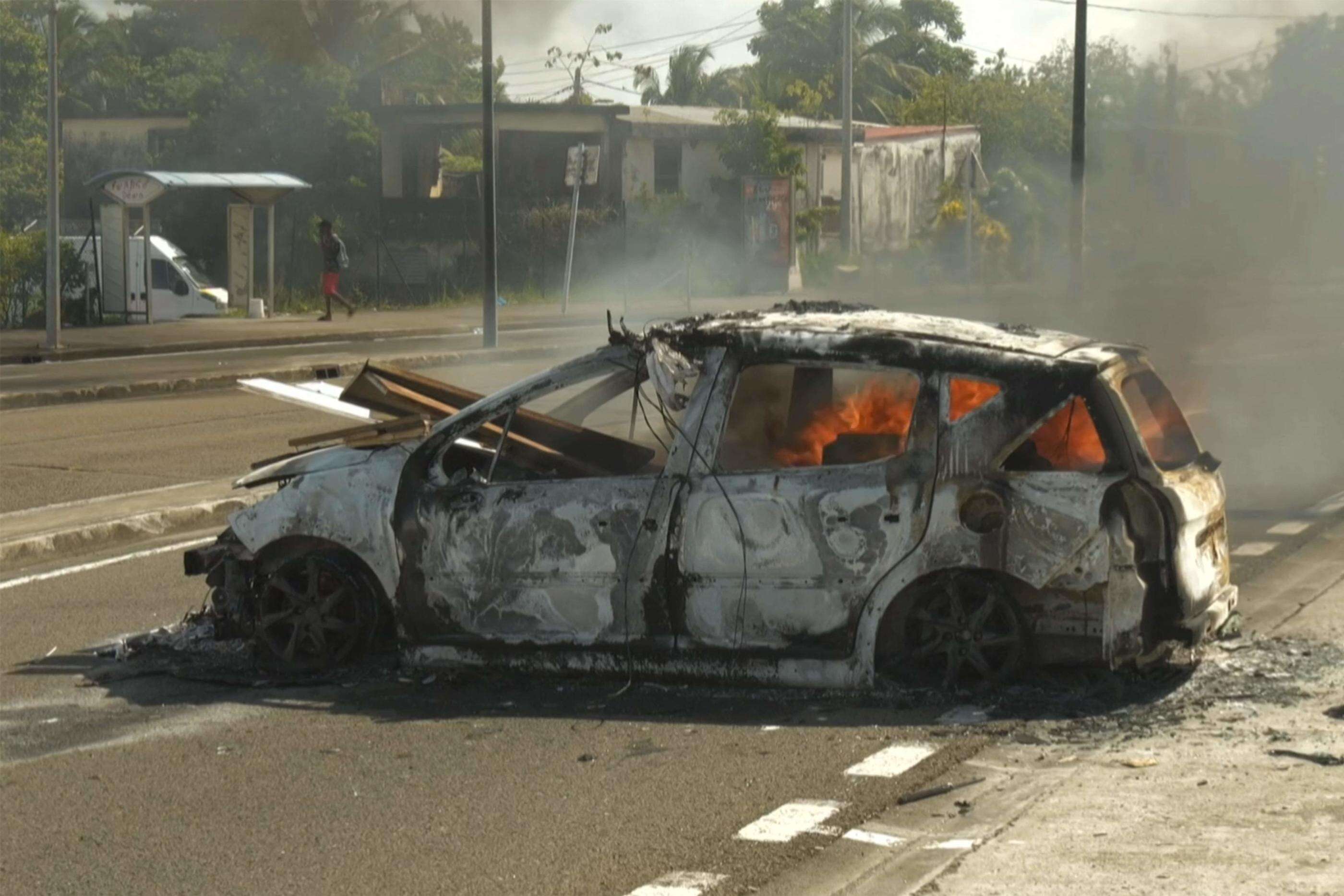 Martinique : douze gendarmes blessés dans une nouvelle nuit de violences, des magasins incendiés