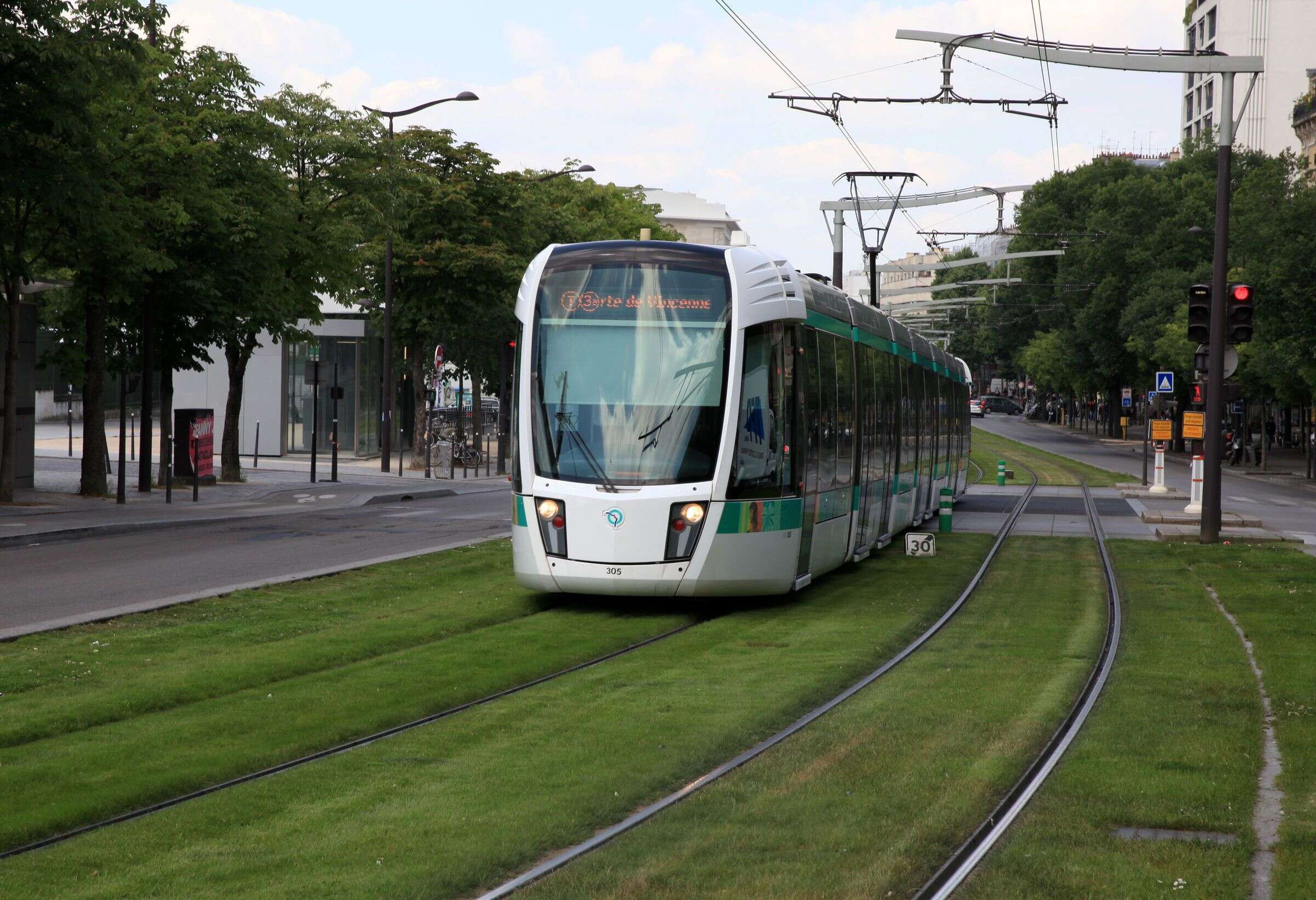 « Un camion bloquant les voies » : la circulation du tramway T3a totalement interrompue à Paris