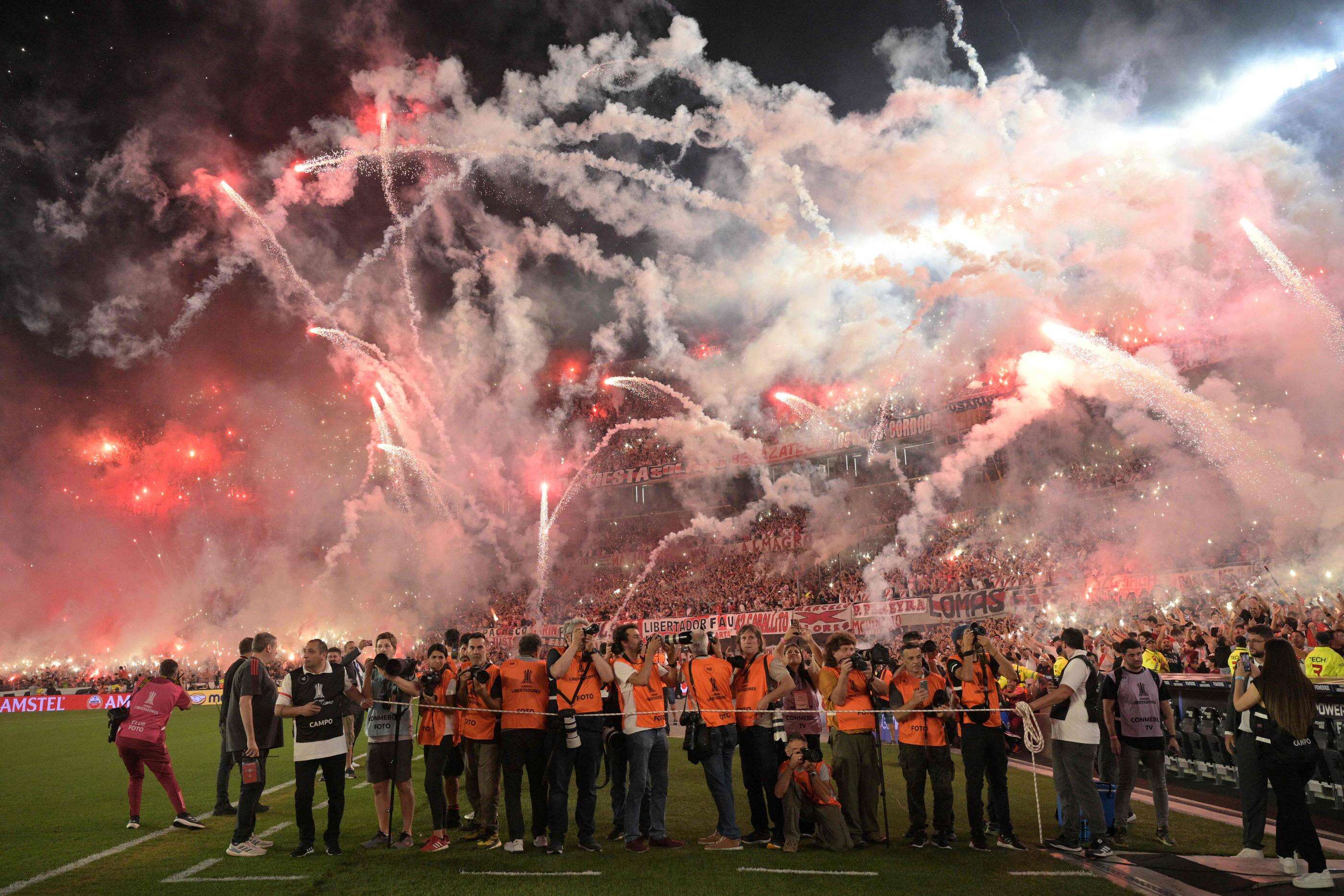 Feux d’artifice, fumigènes… Le spectaculaire avant-match des supporters de River Plate en Copa Libertadores