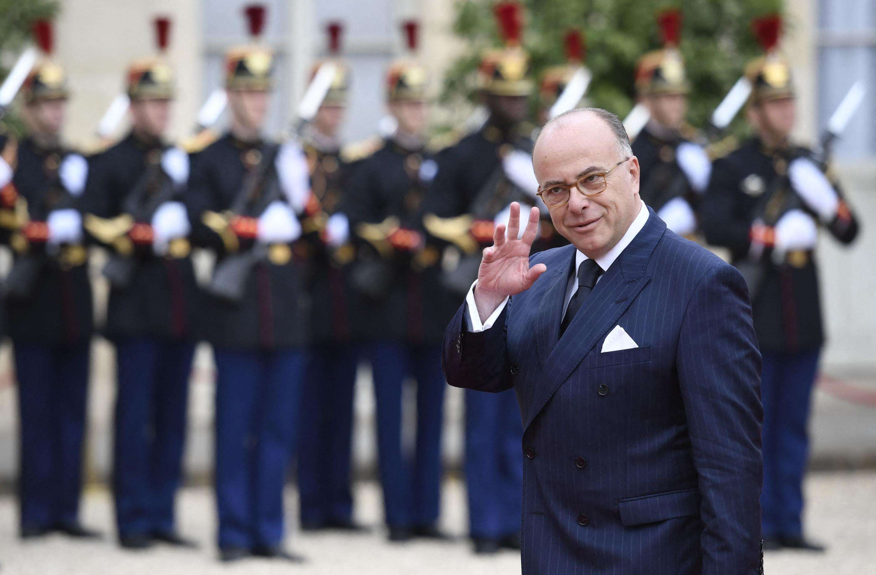 Bernard Cazeneuve, sans contact avec l’Élysée depuis lundi, aurait accepté Matignon comme « un devoir »