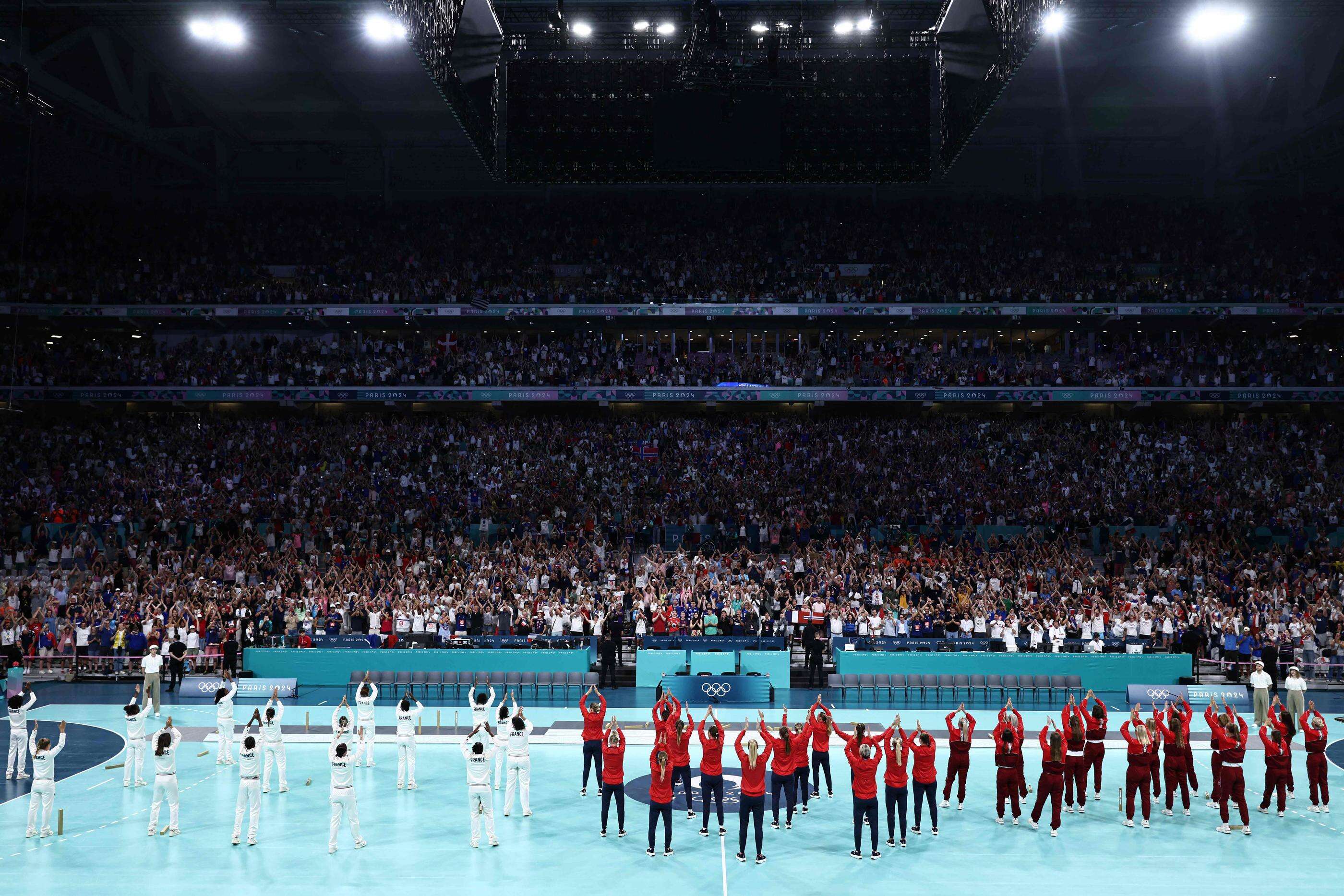 « L’oxygène du sport c’est le partage » : les Bleues du hand racontent l’incroyable clapping géant à Lille