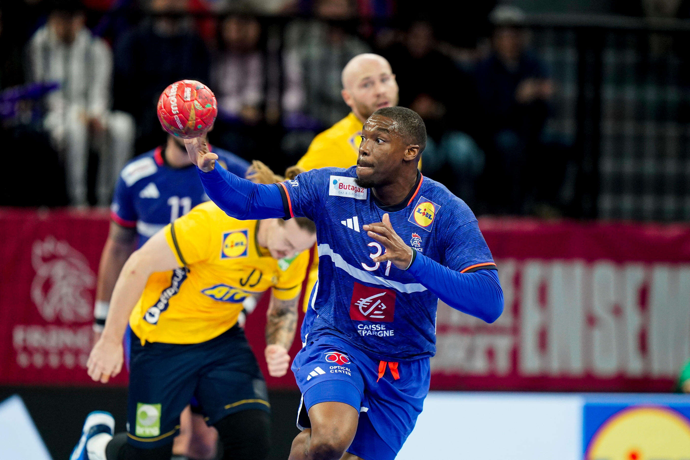 Handball : dans un match à sens unique, les Bleus retrouvent des couleurs contre la Suède