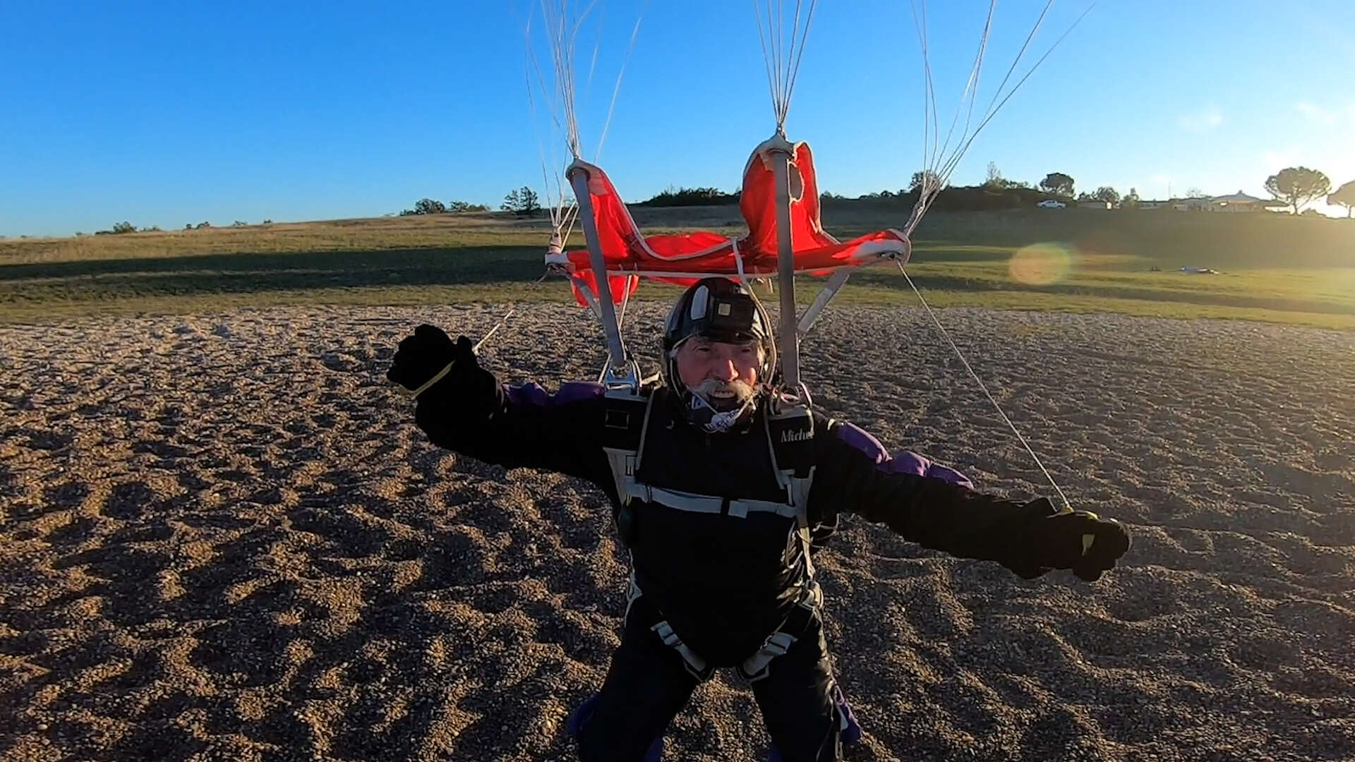 VIDÉO. « C’est comme une drogue » : à bientôt 85 ans, Michel tutoie les 12 000 sauts en parachute