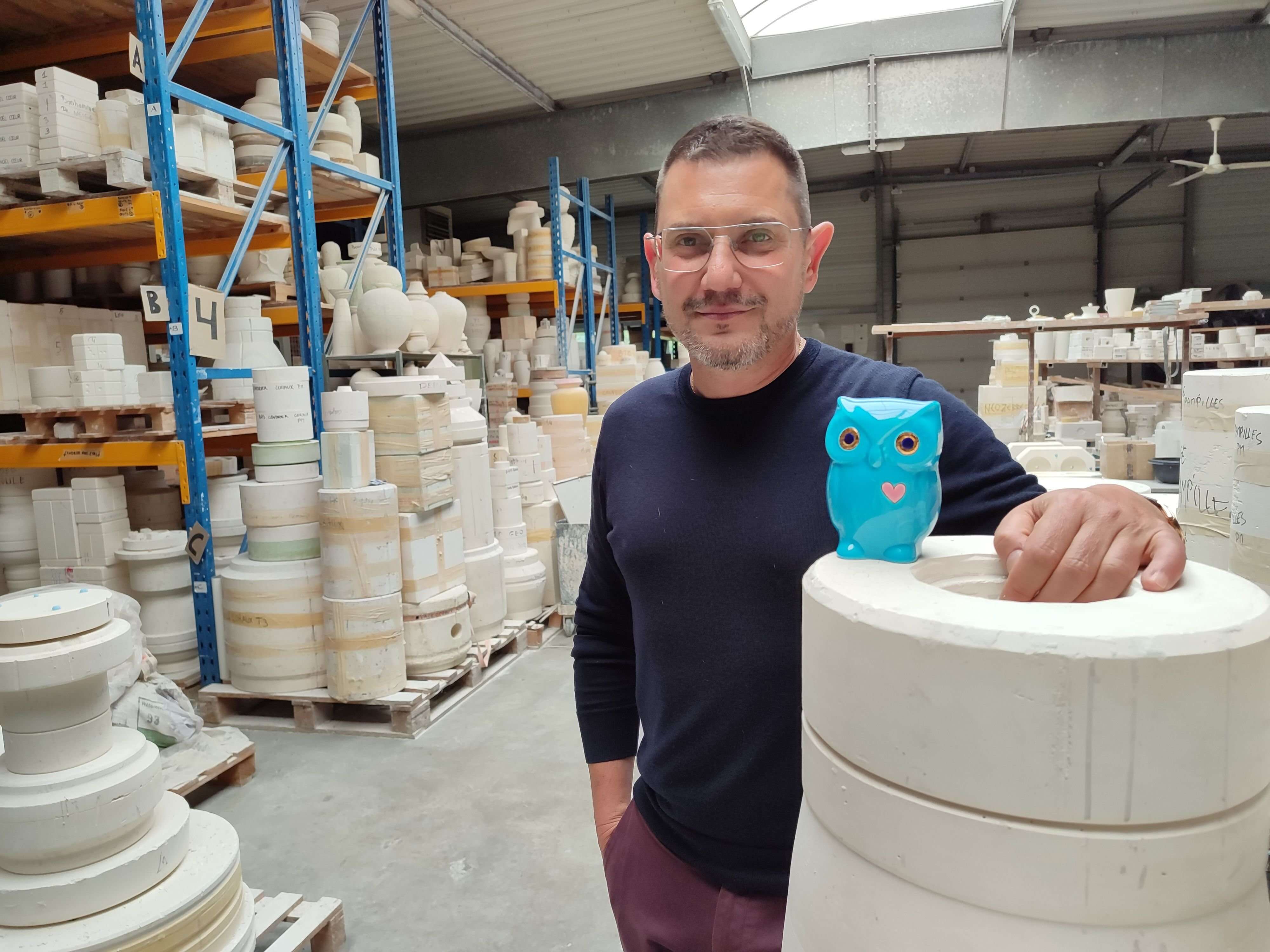 Meurthe-et-Moselle : la manufacture des Émaux de Longwy mise sur une chouette bleue pour renflouer ses caisses