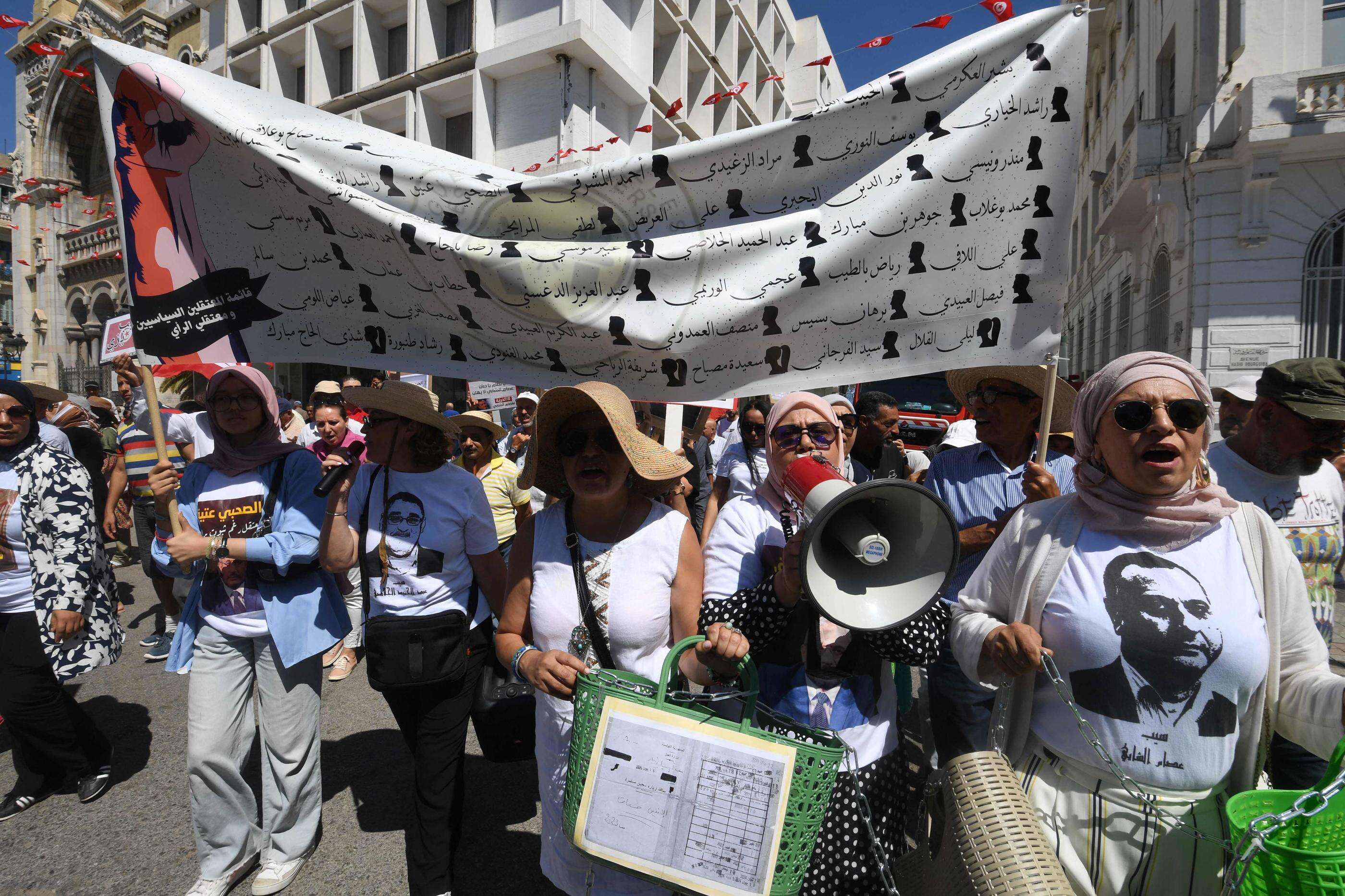 Tunisie : les familles d’opposants emprisonnés manifestent à deux mois et demi de la présidentielle