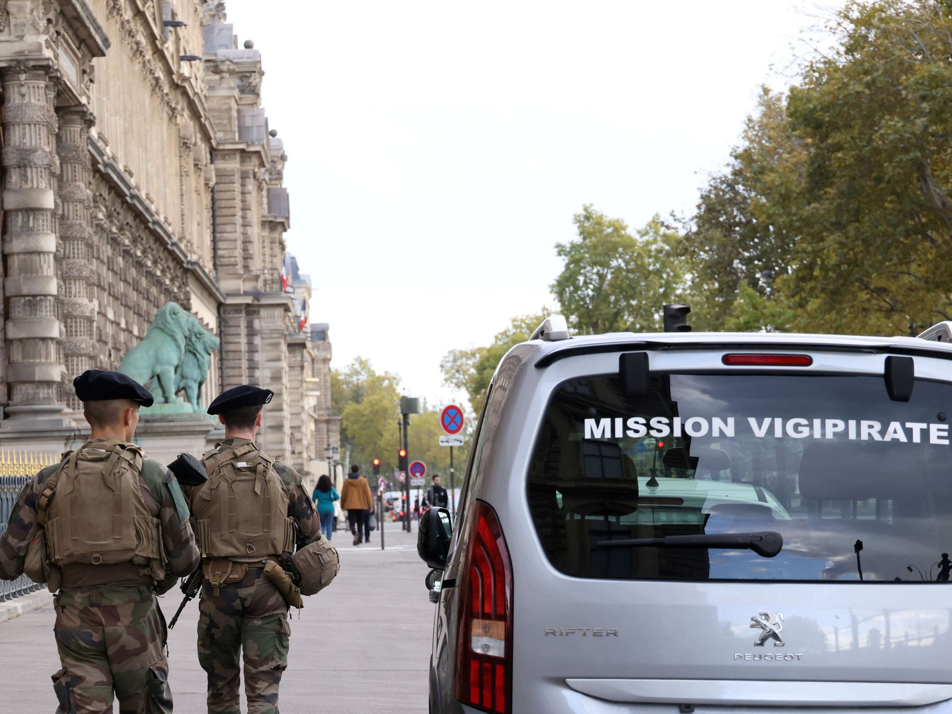 Paris : un militaire hors-service de l’opération Sentinelle tabassé à la sortie d’un bar