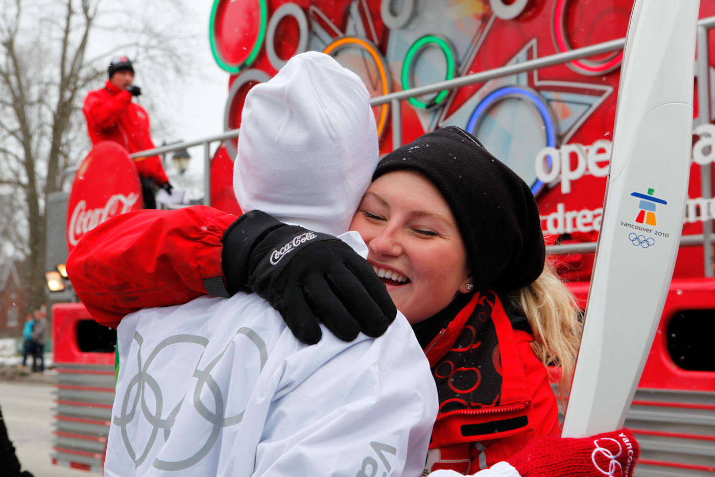 « Il s’agit de créer des liens avec les gens » : le relais de la flamme olympique, un moment qui pétille