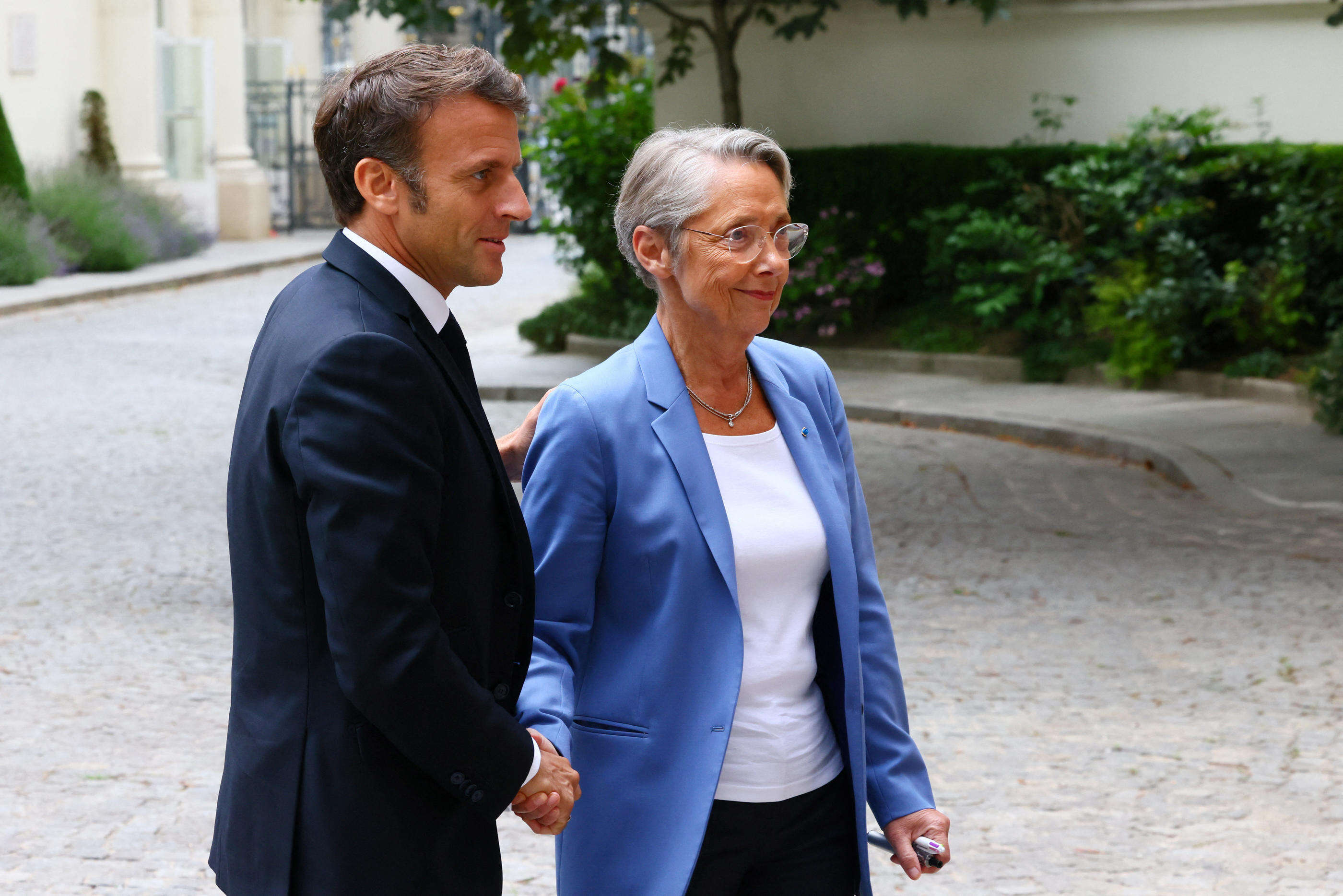 Élisabeth Borne décorée par Emmanuel Macron ce lundi