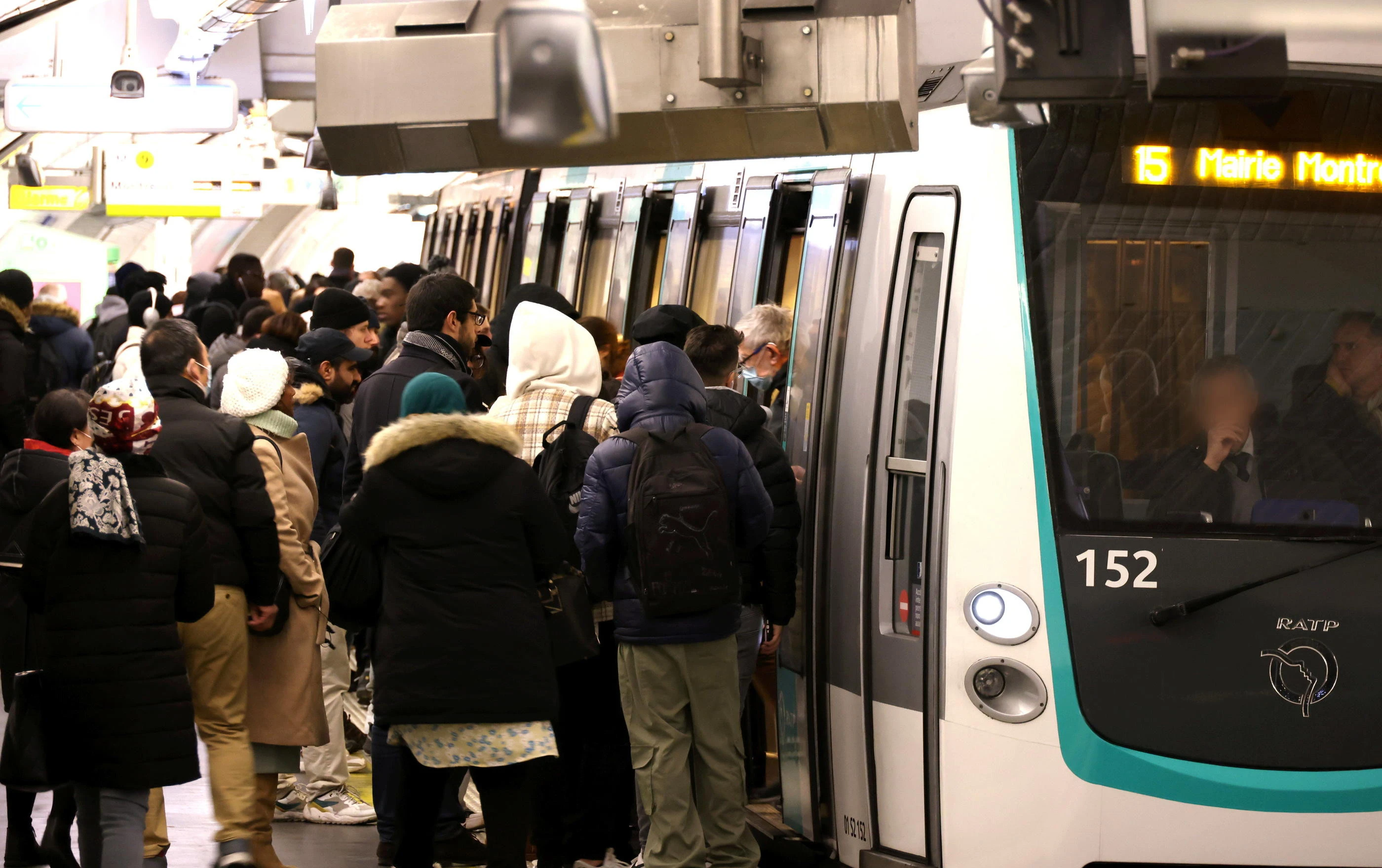 Paris : une touriste américaine agressée sexuellement dans le métro par un frotteur