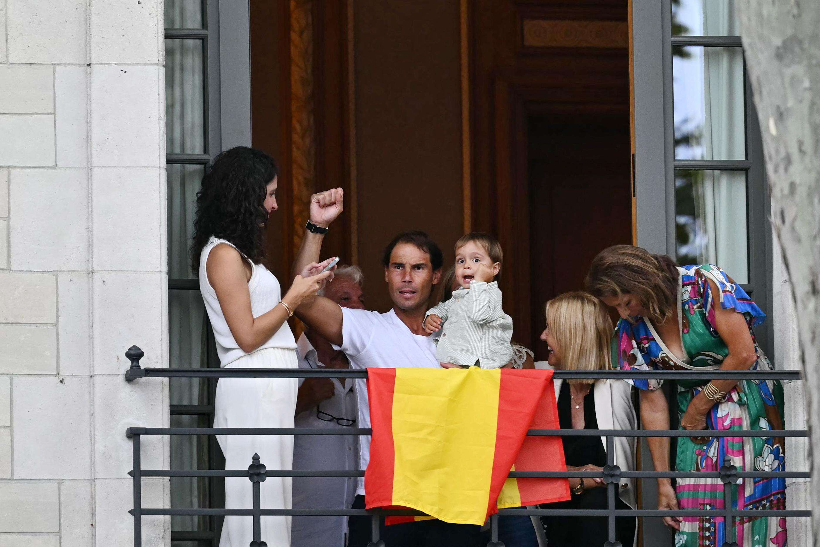 Cérémonie d’ouverture des JO 2024 : Rafael Nadal regarde le défilé depuis un balcon avec sa famille