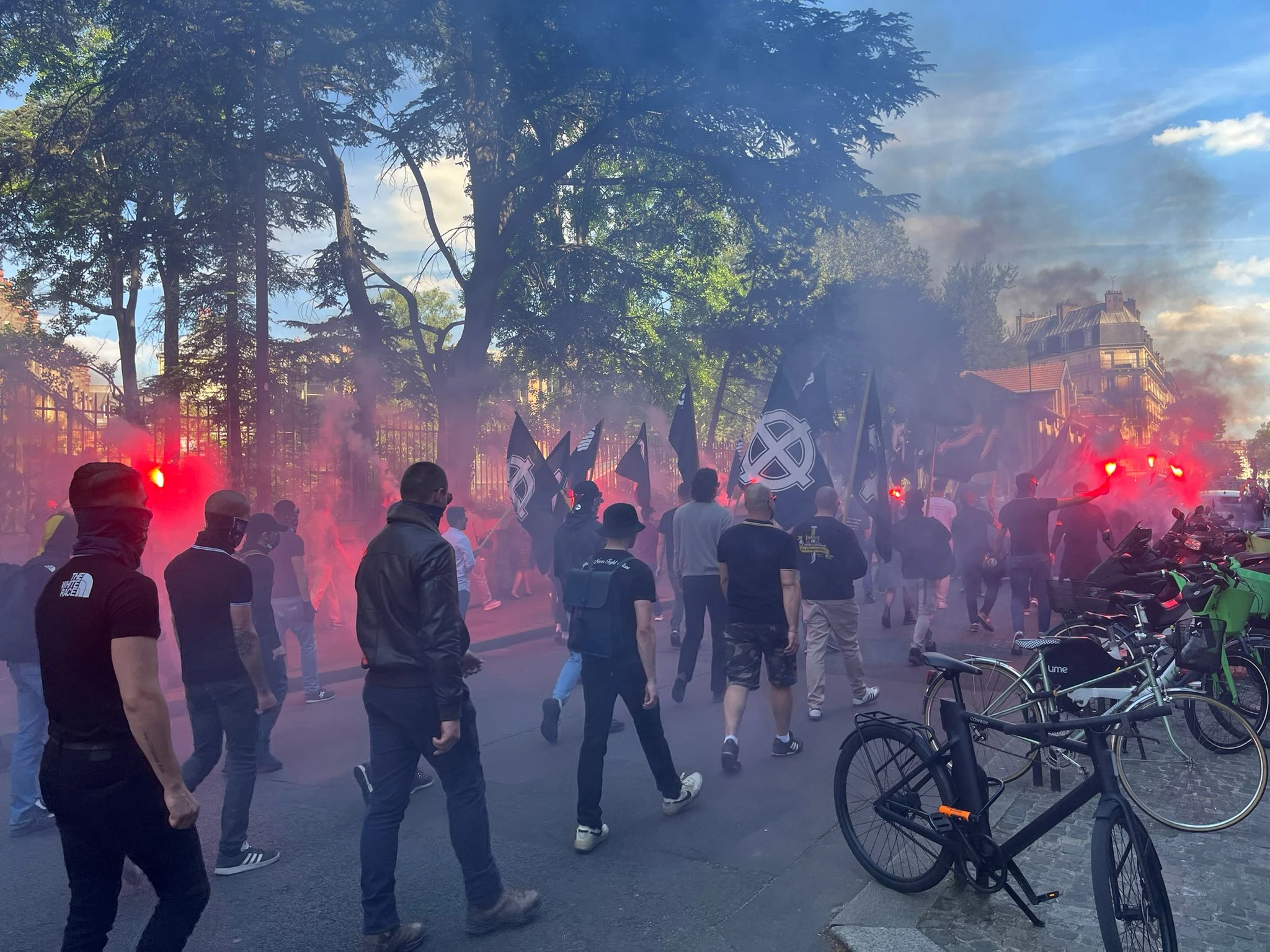 Paris : 800 membres de l’ultradroite défilent sous le regard de parisiens « sidérés »