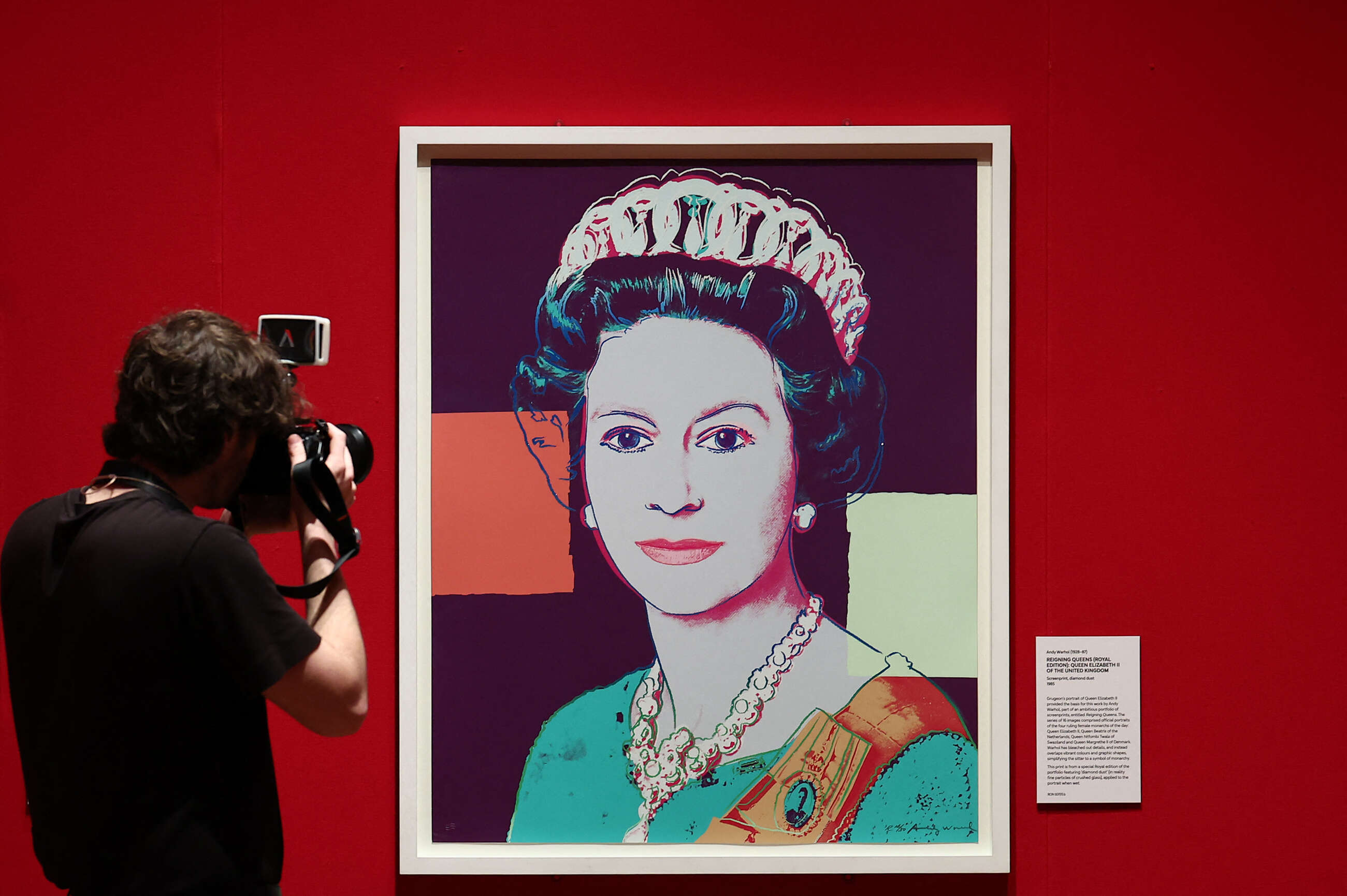 Pays-Bas : deux tableaux d’Andy Warhol, dont un représentant la reine Elizabeth II, volés dans une galerie