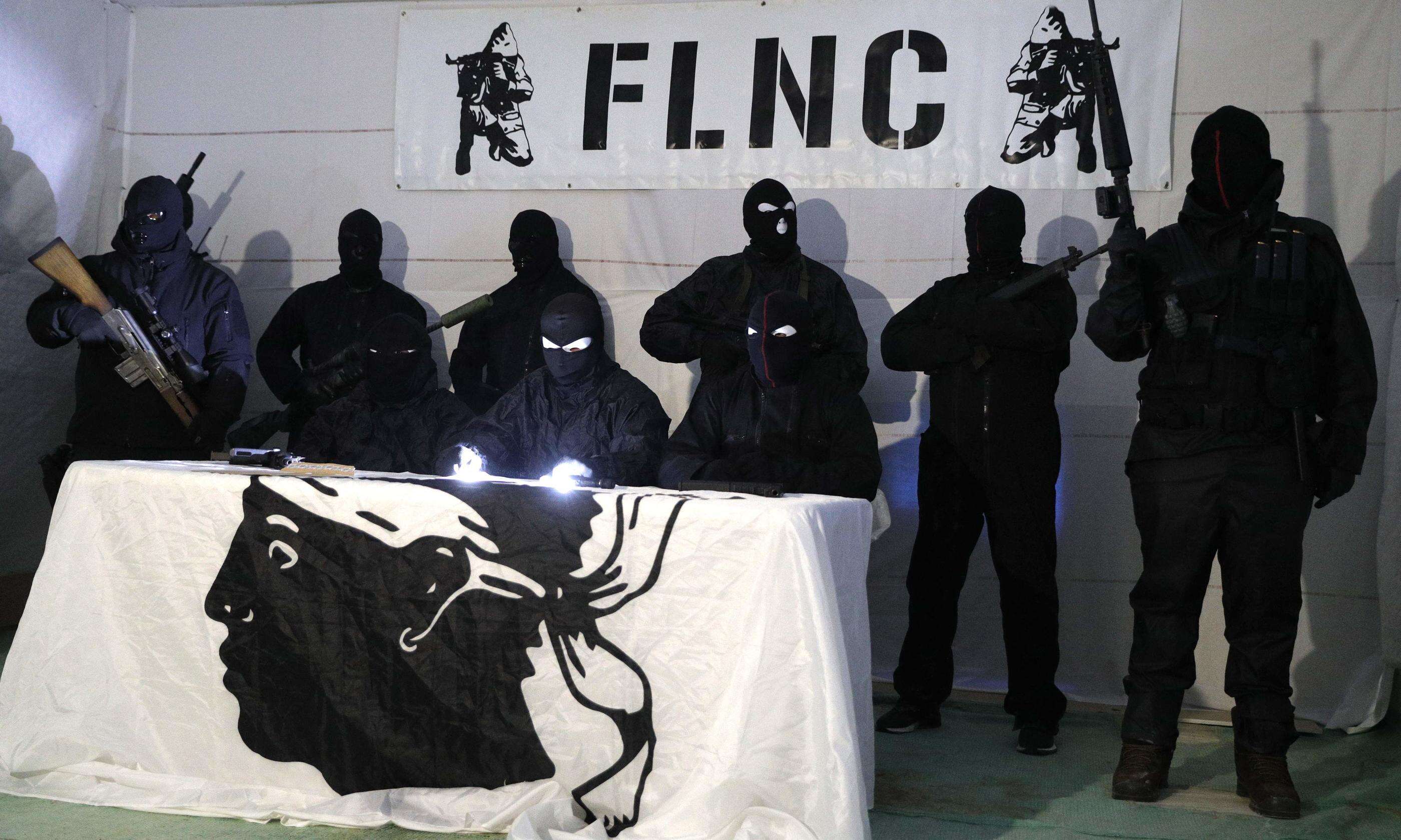 Corse : des militants du FLNC, cagoulés et armés, font irruption sur la scène d’un meeting indépendantiste