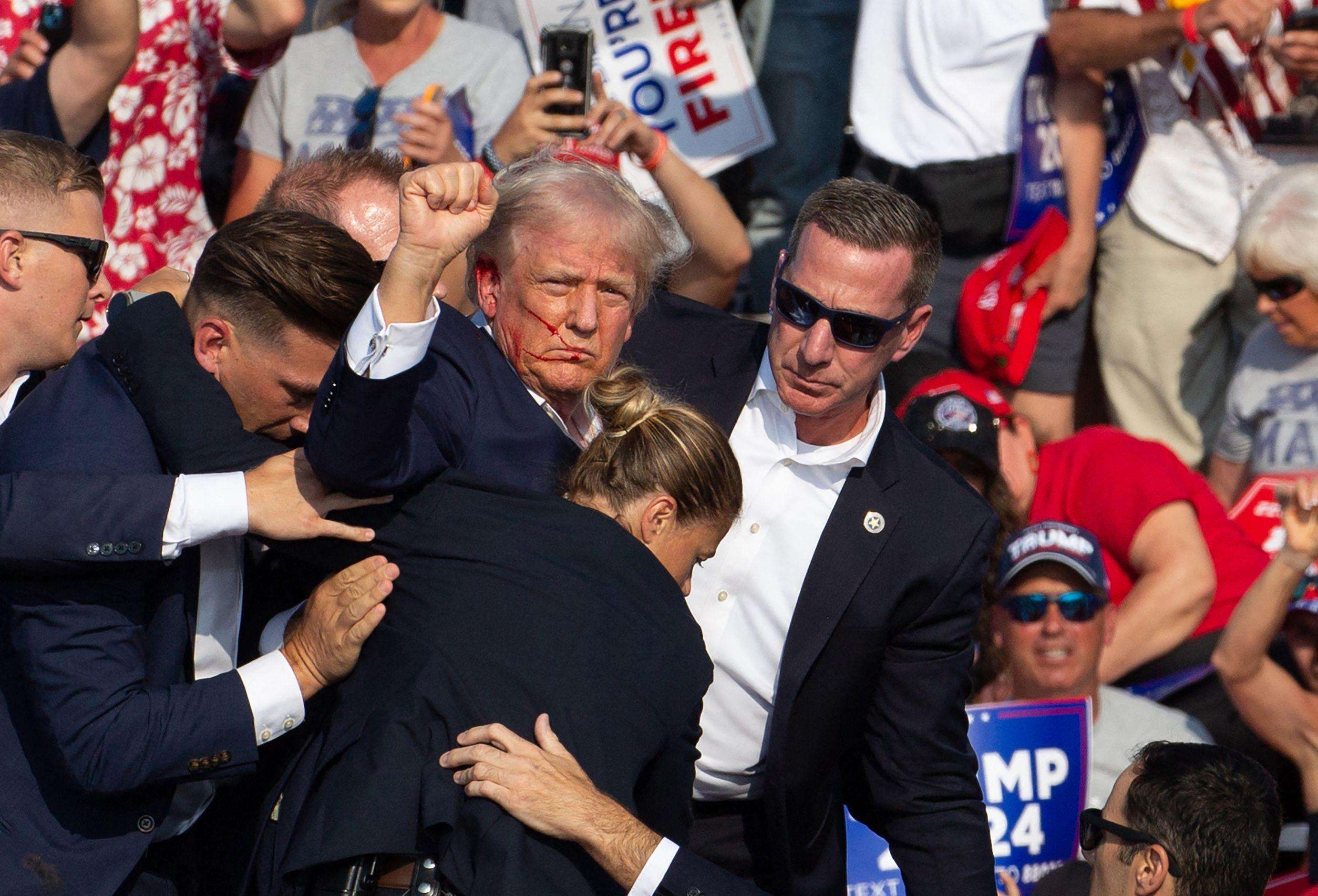 Donald Trump blessé : des tee-shirts avec la photo le représentant le poing levé déjà en vente sur Internet