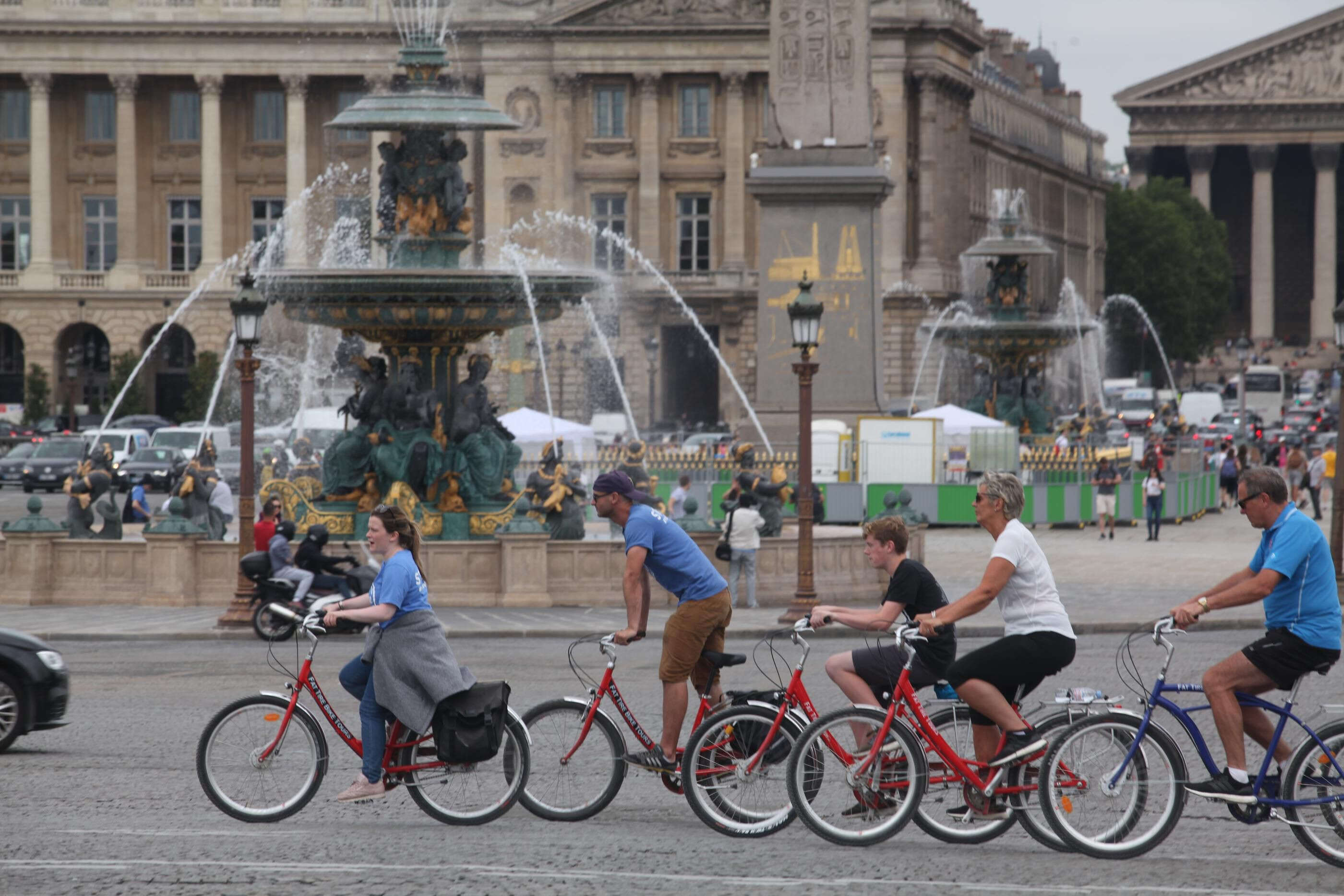 Paris : des guides touristiques russes et ukrainiens en grève réclament des contrats de travail