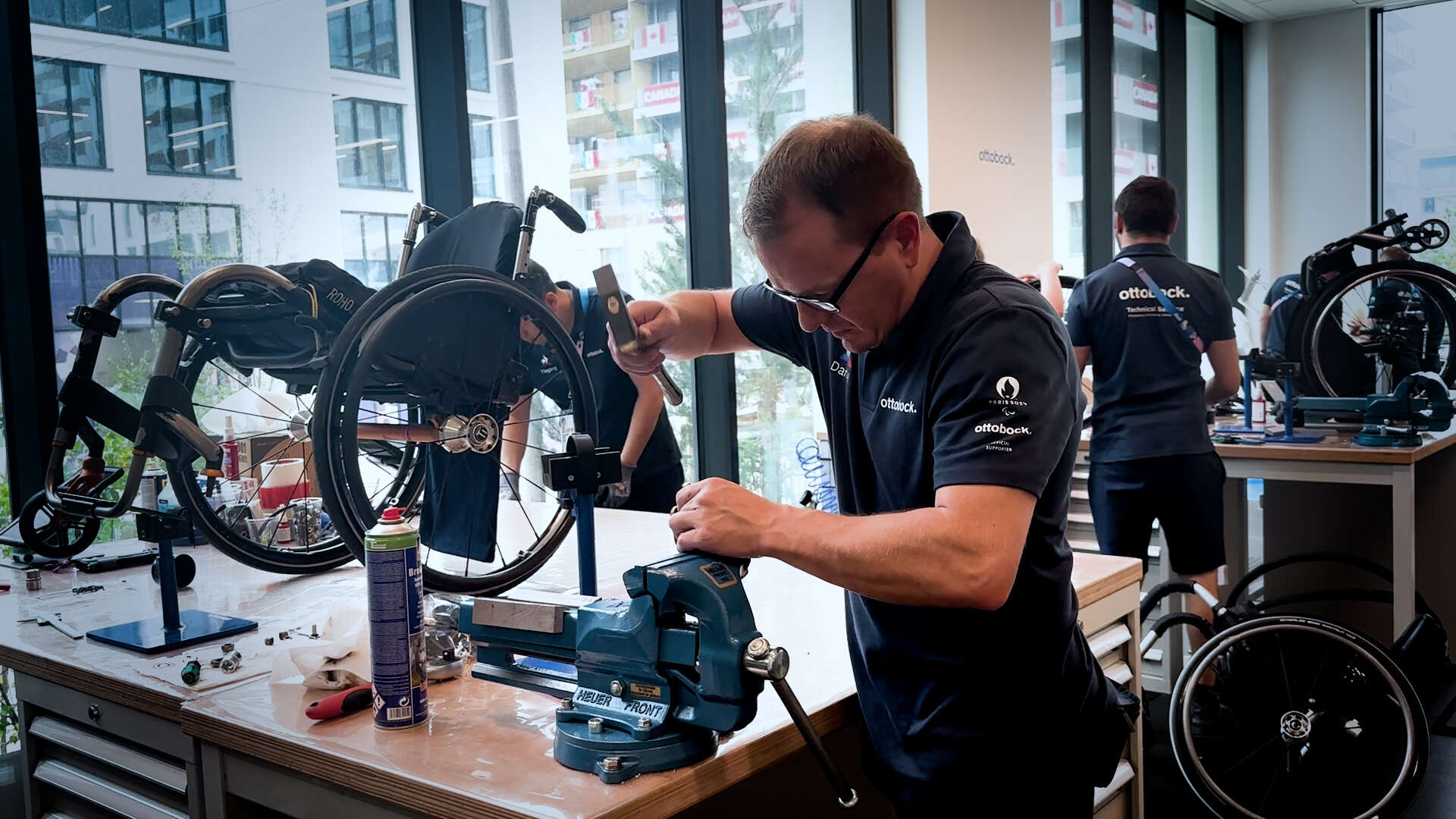 VIDÉO. Paralympiques : au village, les athlètes peuvent faire réparer gratuitement fauteuils et prothèses