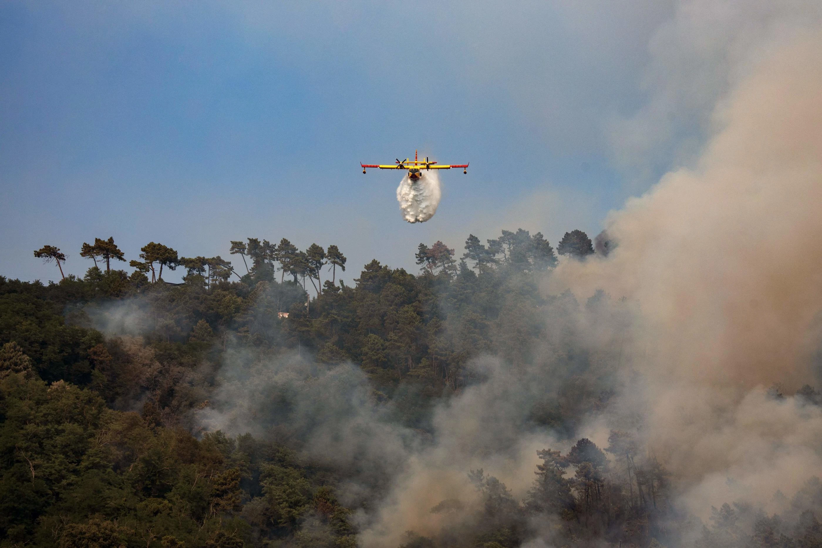 « La situation est critique » : 1 200 touristes évacués après un violent incendie dans le sud de l’Italie