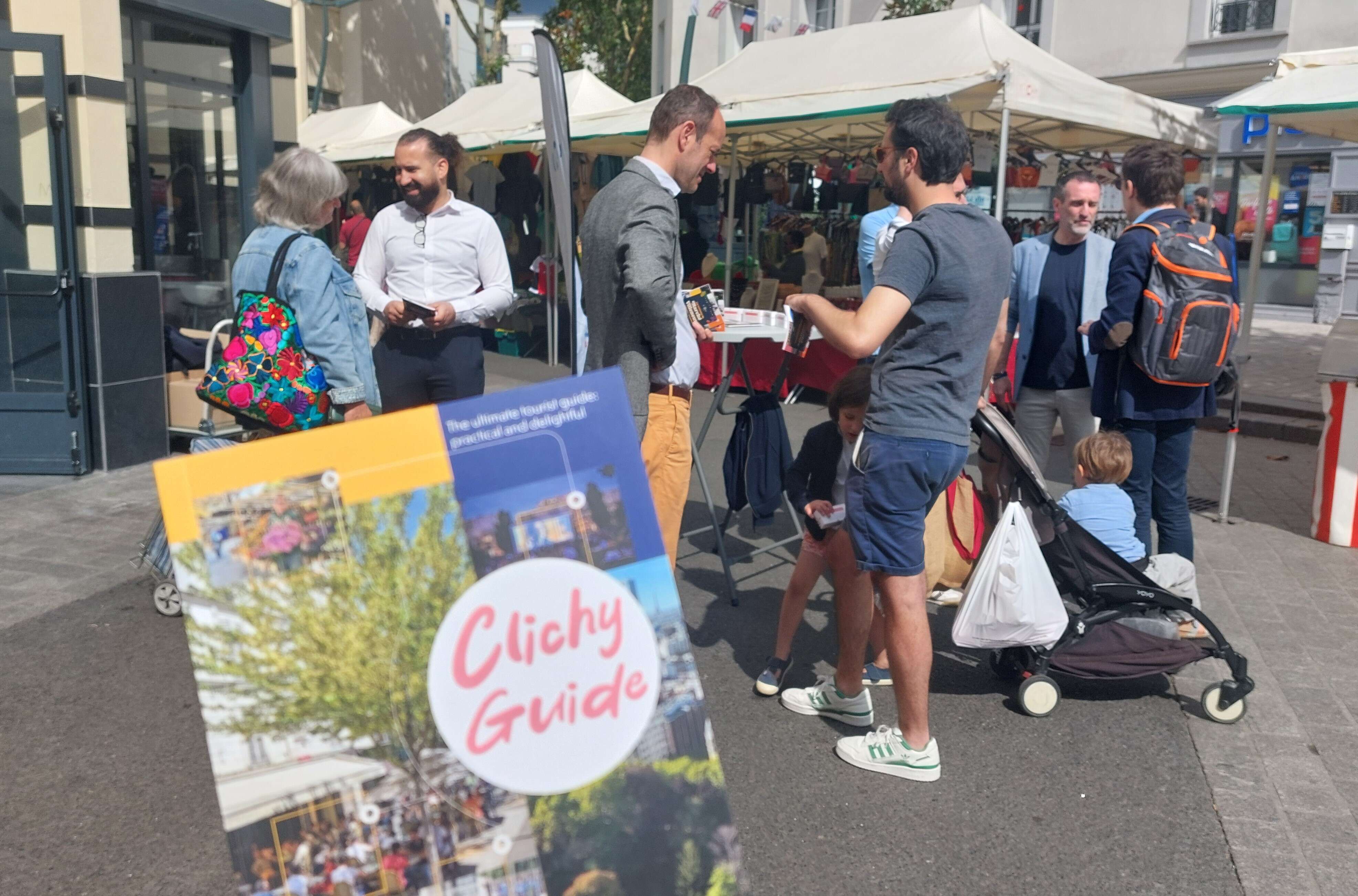 JO de Paris 2024 : les élus de Clichy distribuent le guide des jeux imaginé par des étudiants du lycée Auffray