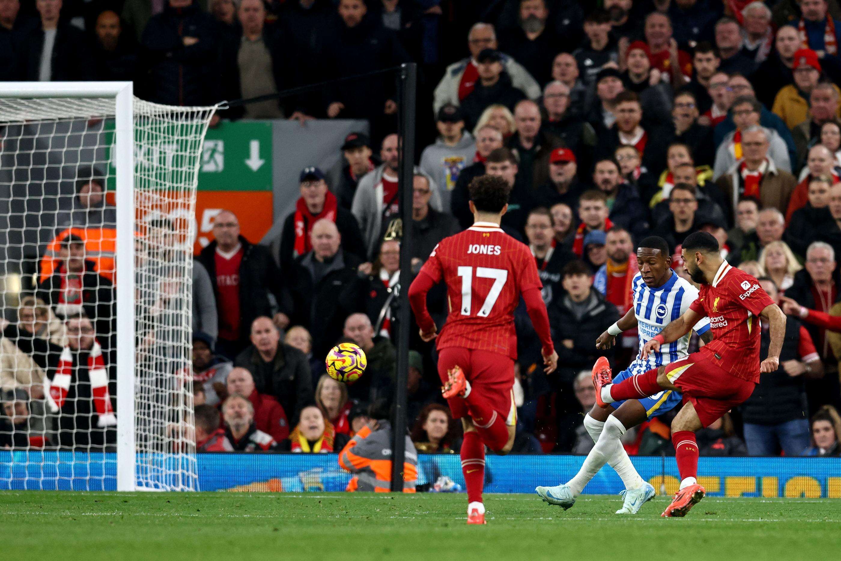 Liverpool-Brighton : les images du but sublime de Mohamed Salah après trois minutes de folie à Anfield