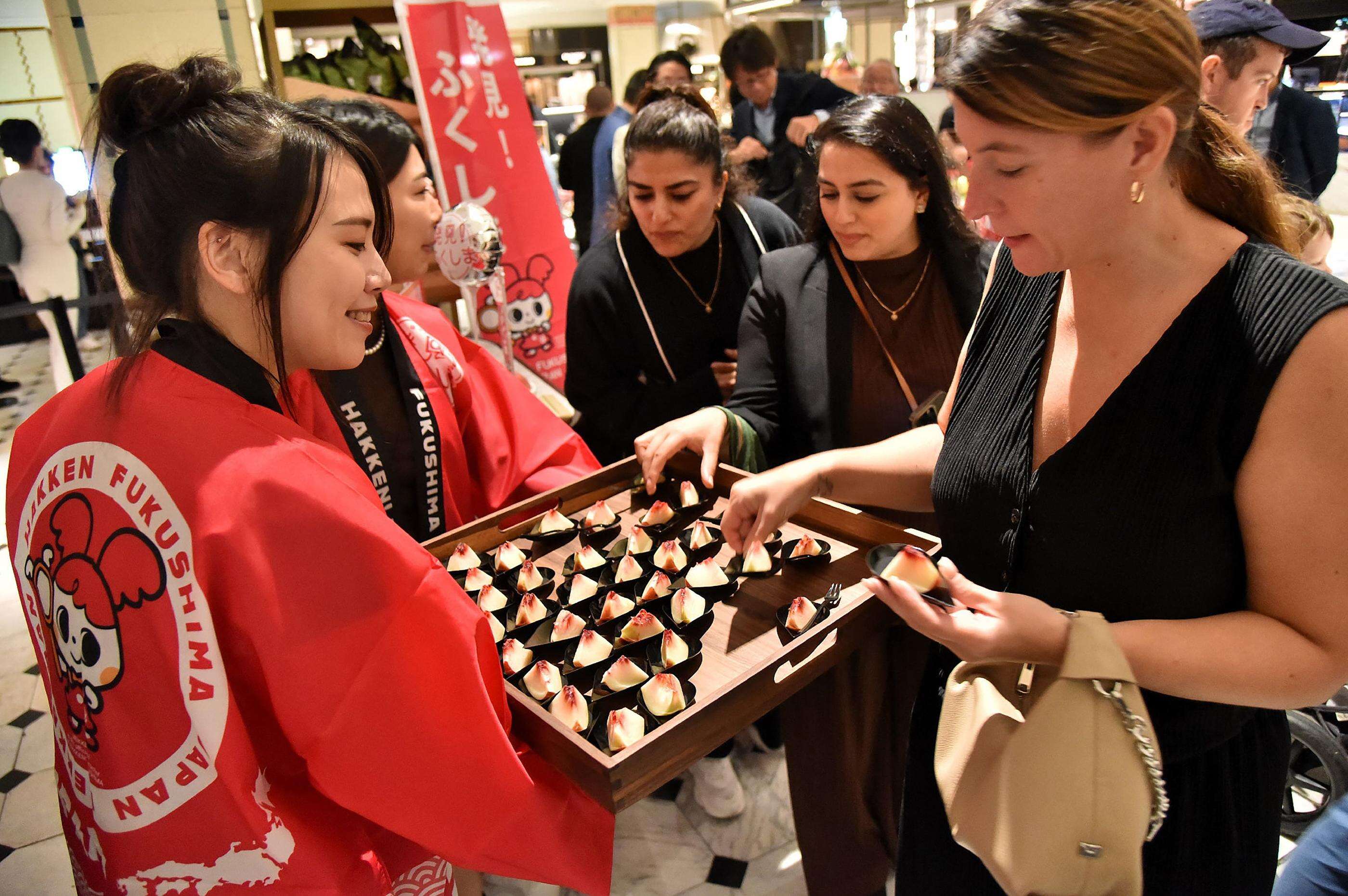 Des pêches en provenance de Fukushima vendues chez Harrods, le magasin de luxe londonien, à 95 euros la boîte de trois