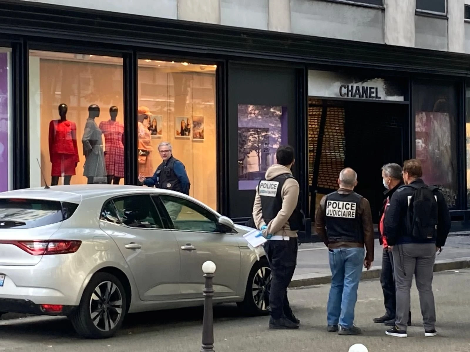 Paris : la boutique Chanel de l’avenue Montaigne cible d’un braquage à la voiture-bélier