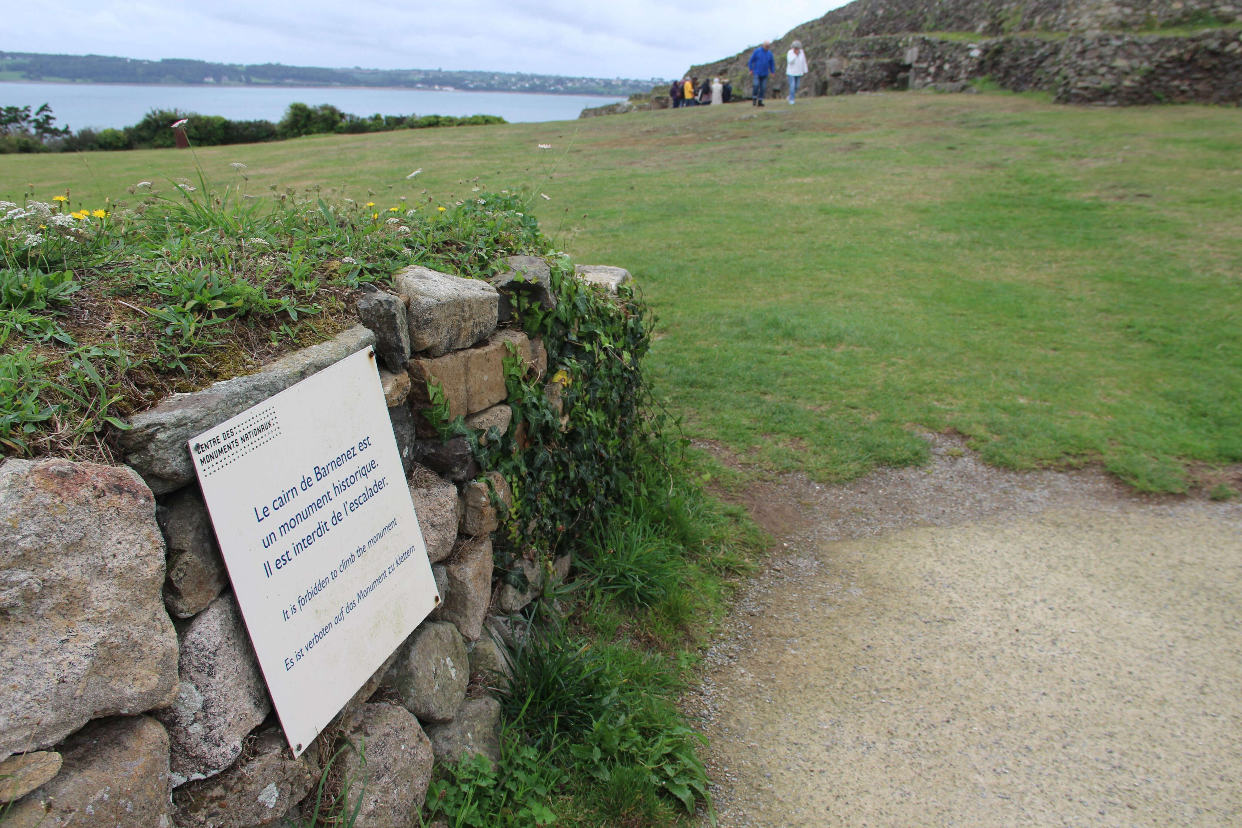 Finistère : plus vieux que les pyramides de Gizeh, le cairn de Barnenez, « Parthénon du Néolithique », sort de l’oubli