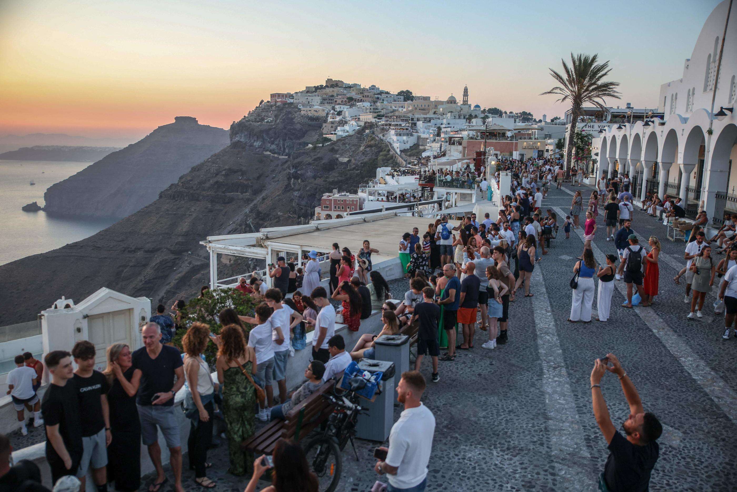 Surtourisme : les croisiéristes se rendant sur les îles grecques de Mykonos et Santorin devront désormais payer 20 euros