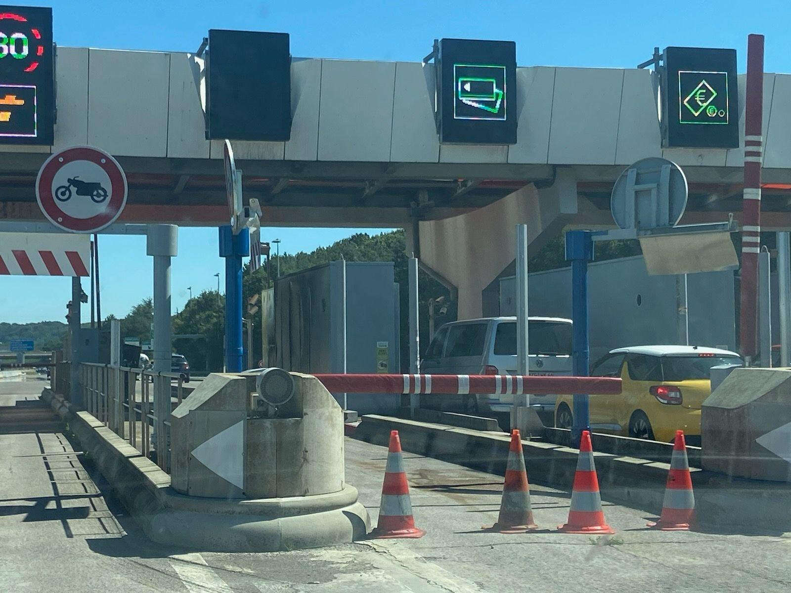 Accident mortel au péage de Saint-Avold : le conducteur mis en examen après s’être rendu à la gendarmerie