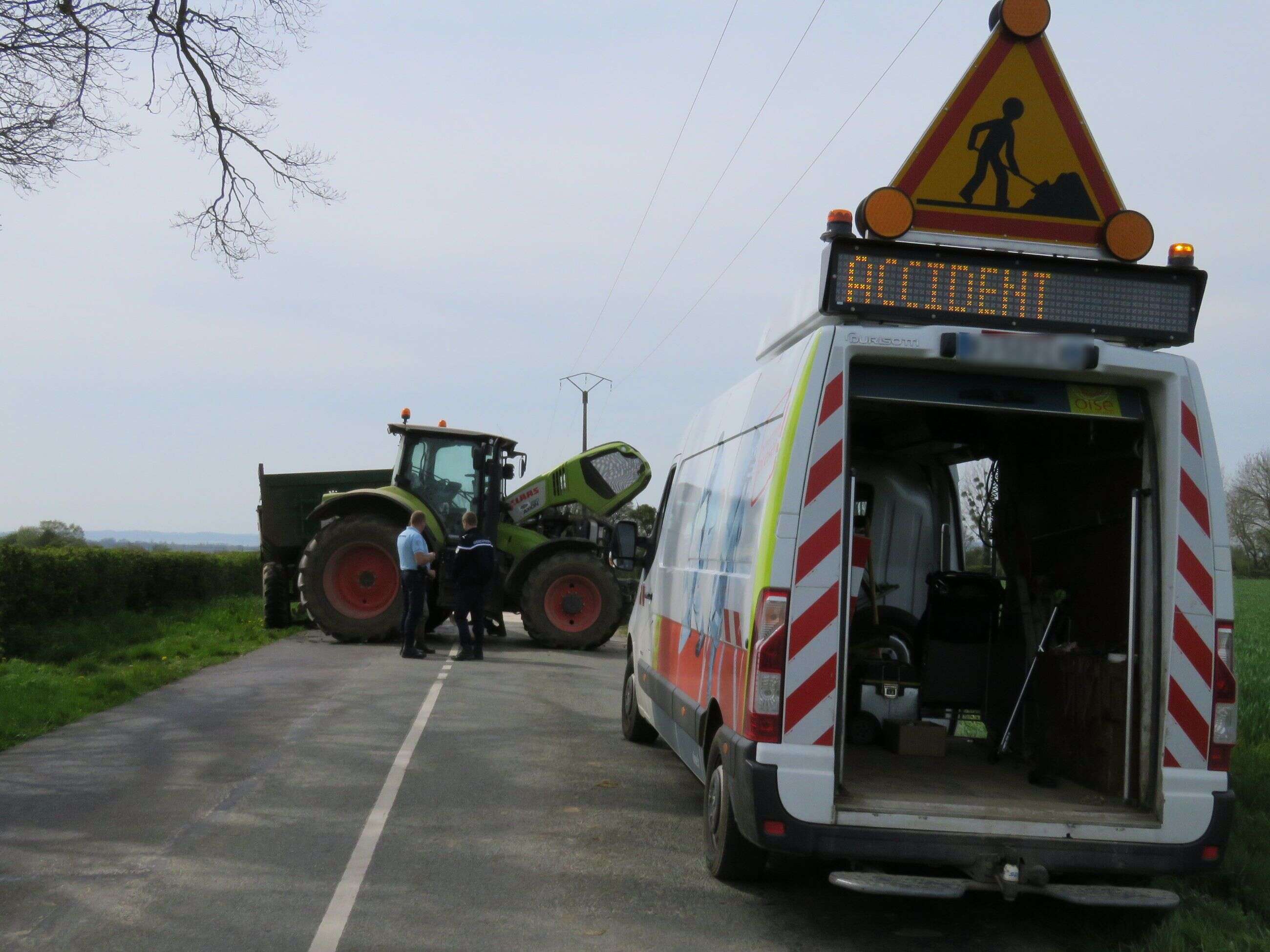 Jouy-le-Moutier : un agriculteur meurt écrasé par son tracteur