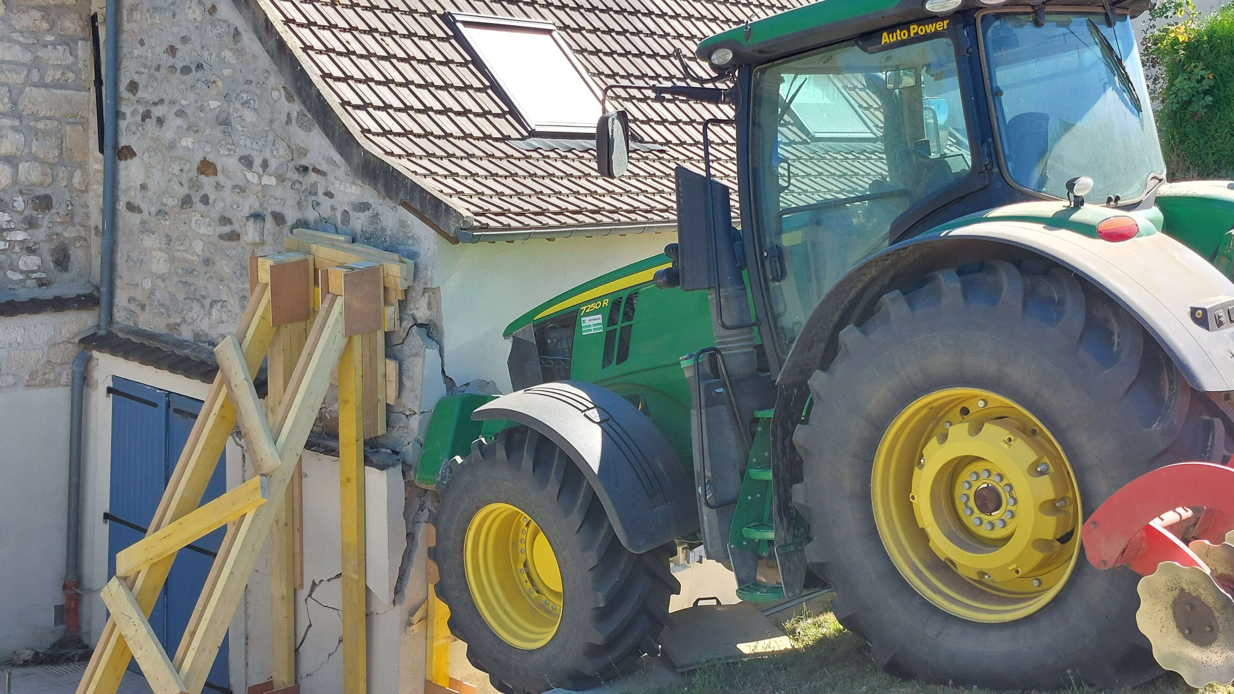 « Je l’ai vu dévaler la pente » : le tracteur s’encastre dans une maison à Hérouville-en-Vexin