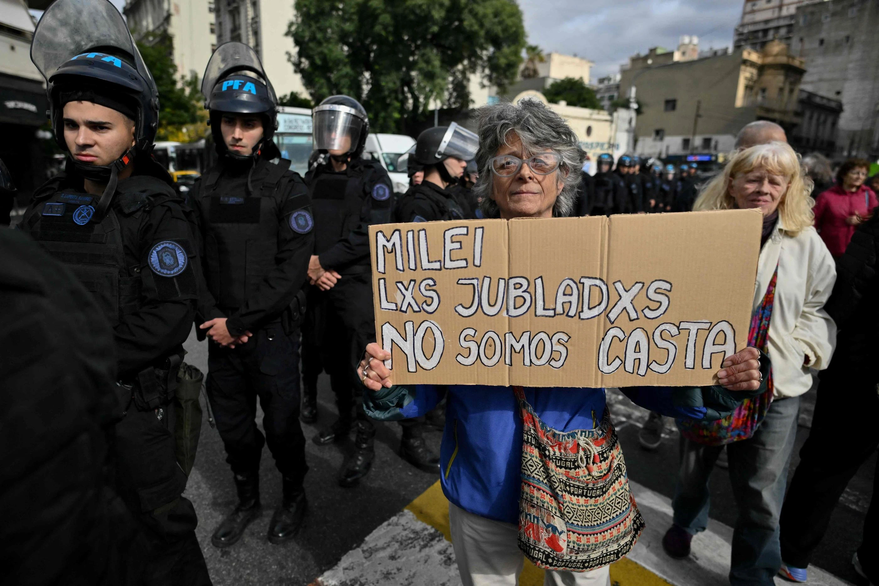 Argentine : pas de train, ni de bus… une deuxième journée de grève contre l’ultralibéral président Javier Milei