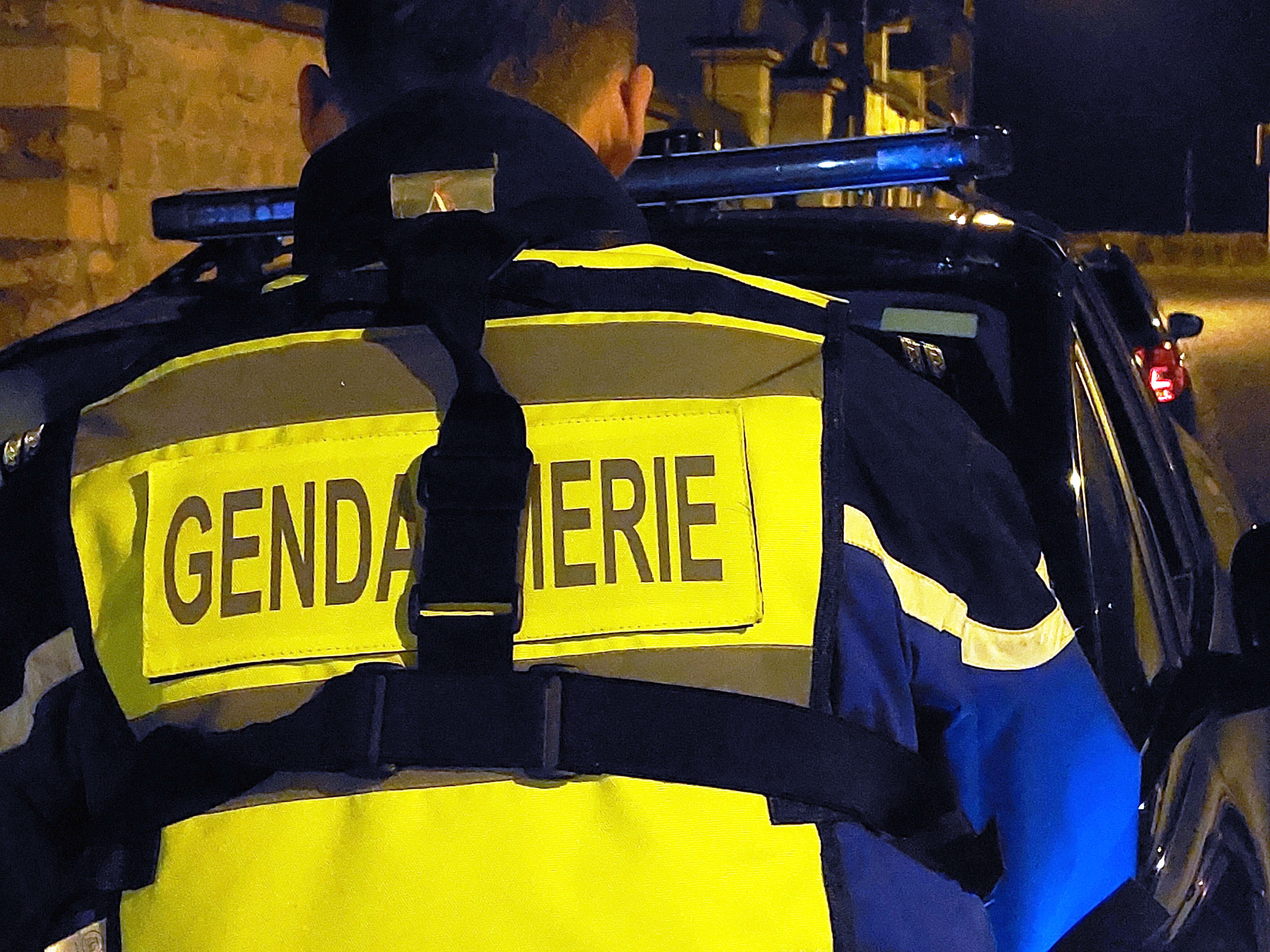 Pont-Sainte-Maxence : au volant et sous stupéfiants, elle tente de semer les gendarmes avant de les agresser