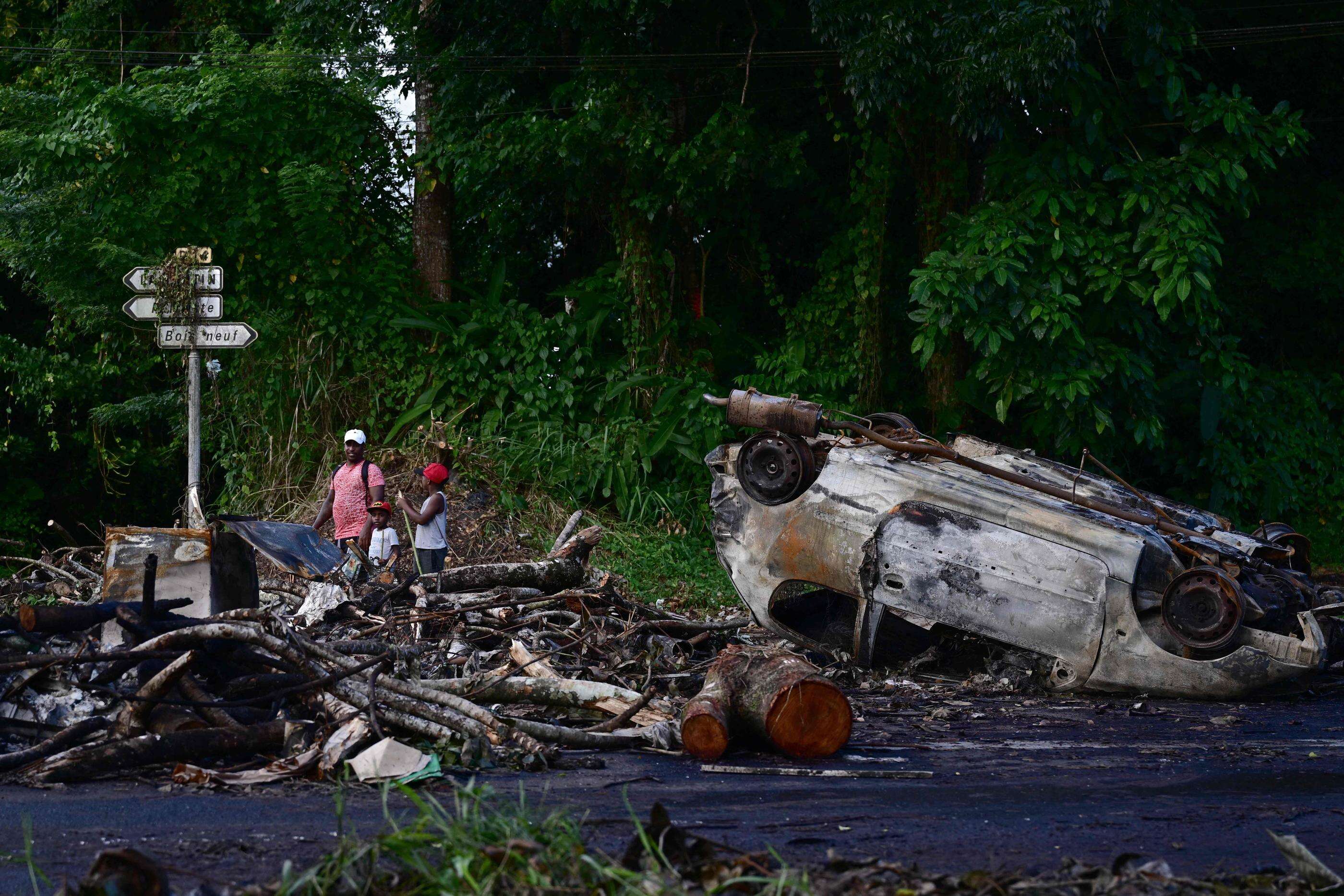 Martinique : barrages « enflammés », « usage de la force »… de nouvelles tensions ont éclaté sur l’île