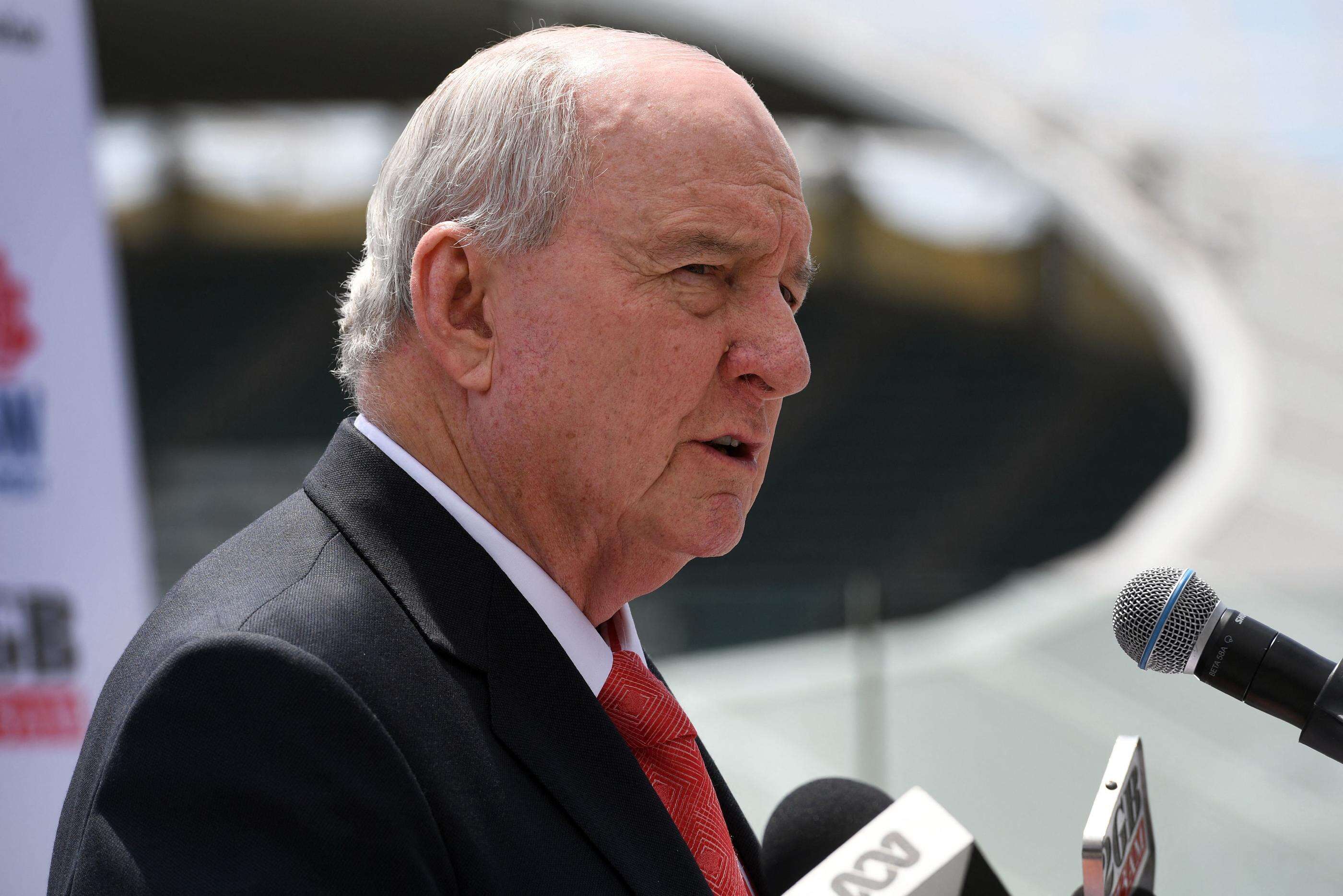 Rugby : l’ancien entraîneur de l’Australie Alan Jones inculpé pour 24 infractions sexuelles