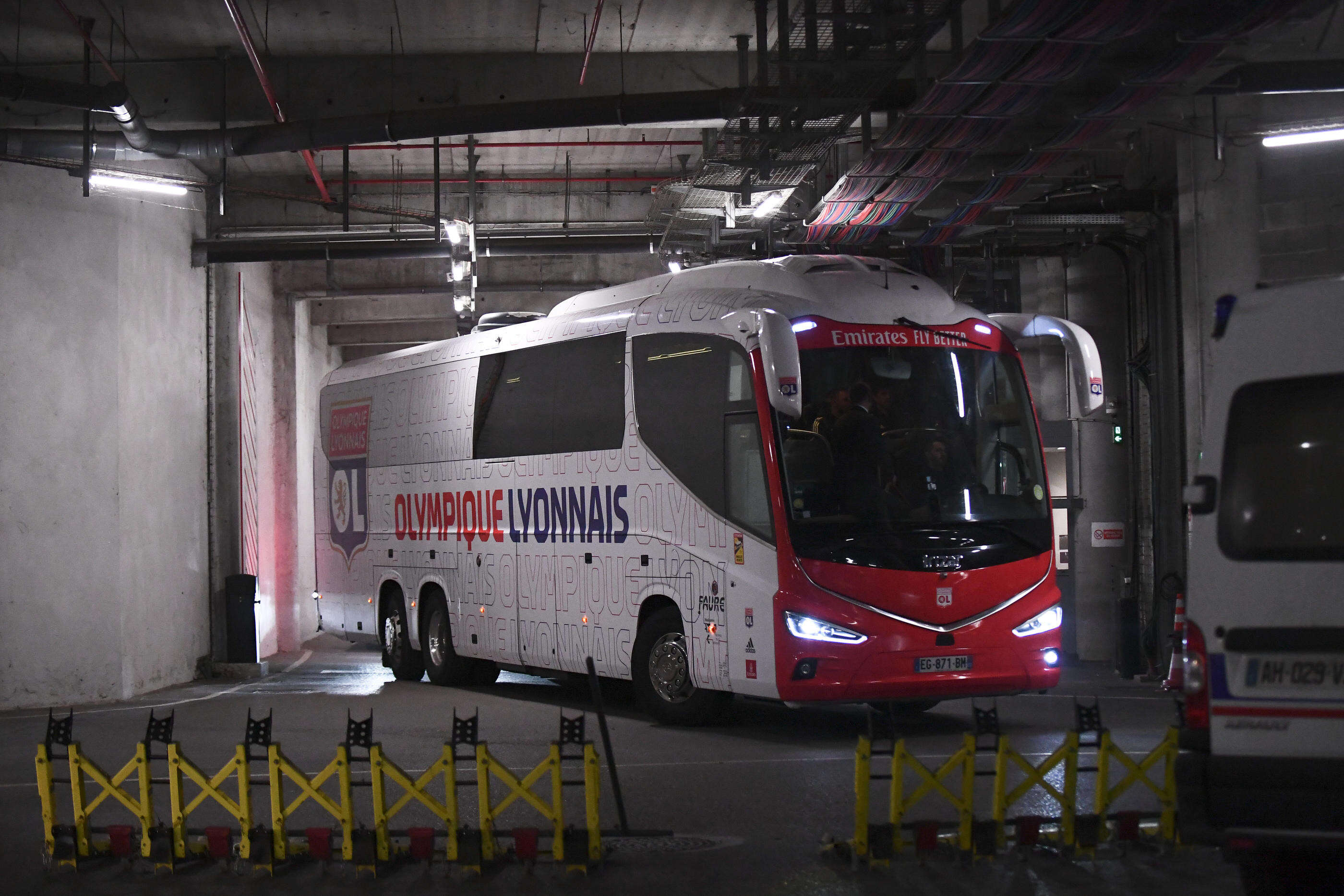 Stickers et tags : en route vers Arsenal des supporters du PSG dégradent le car de l’OL sur un ferry