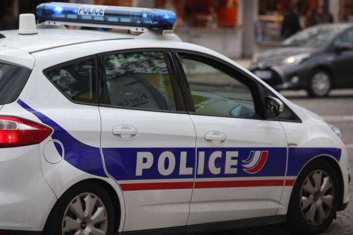 Des véhicules de police incendiés devant le commissariat de Cavaillon, des gardés à vue transférés à Avignon