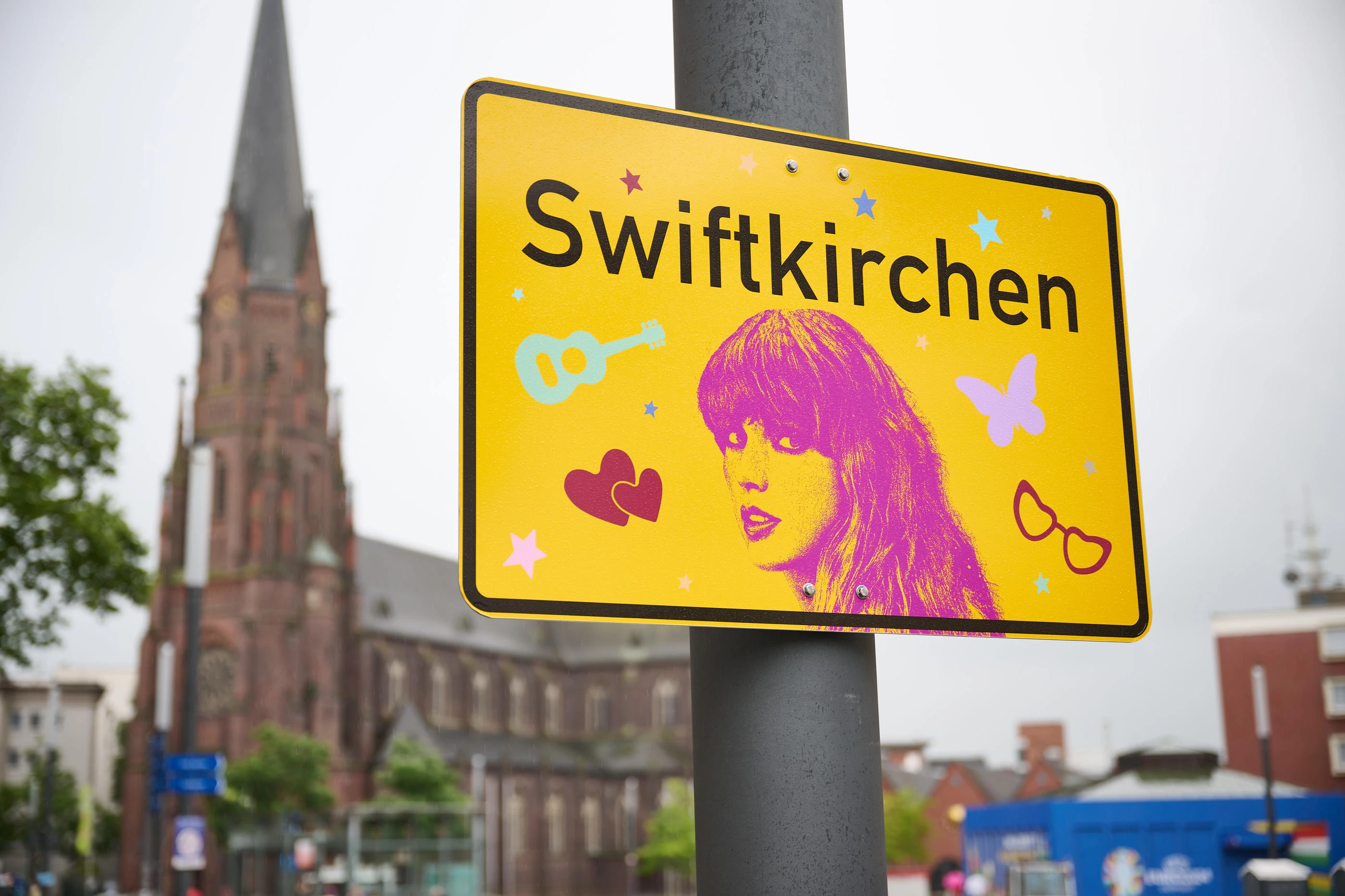 Une ville allemande change de nom en l’honneur de Taylor Swift et devient… Swiftkirchen