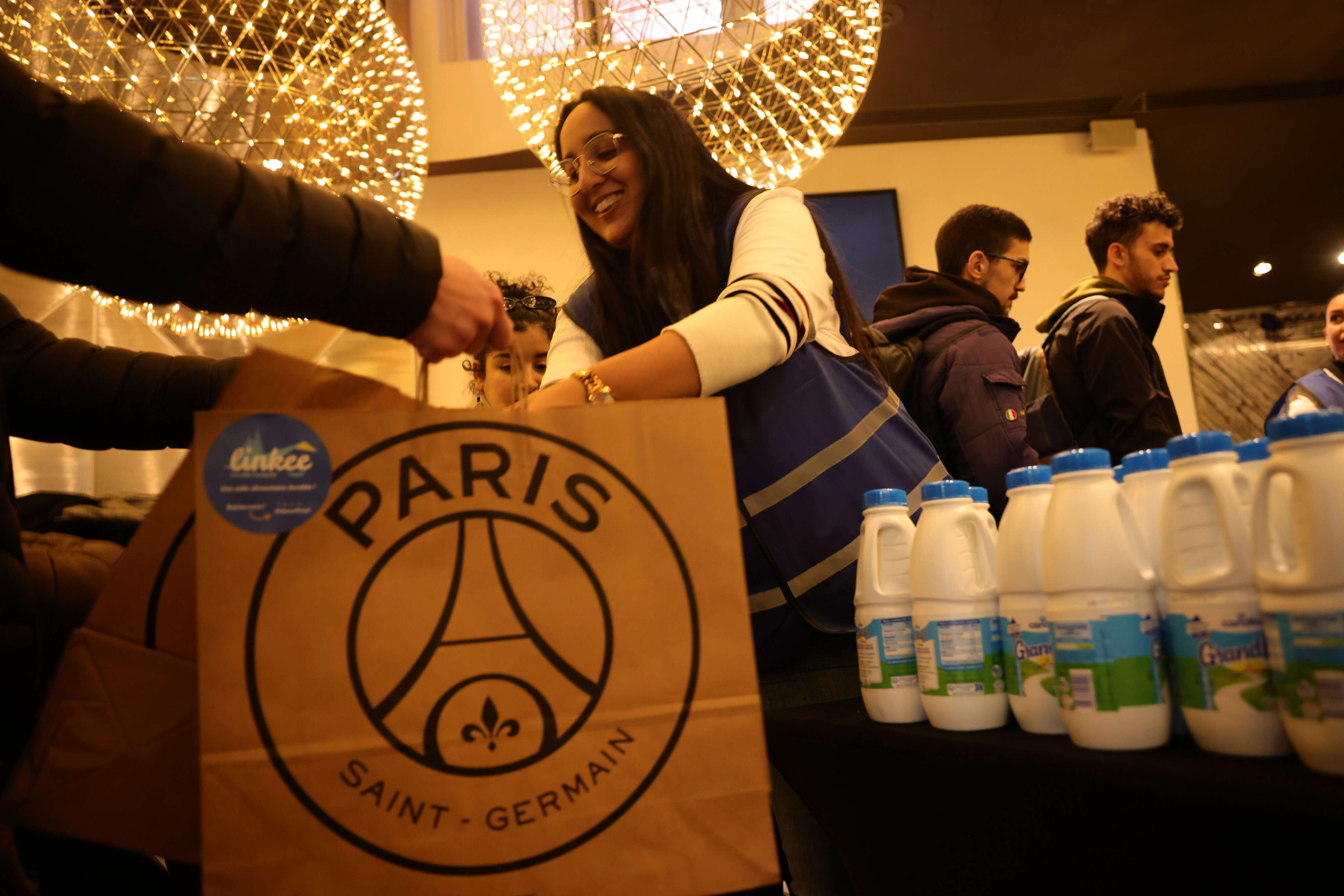 Soutien scolaire, aide aux enfants malades, actions auprès des jeunes filles : quand le PSG prend soin des autres